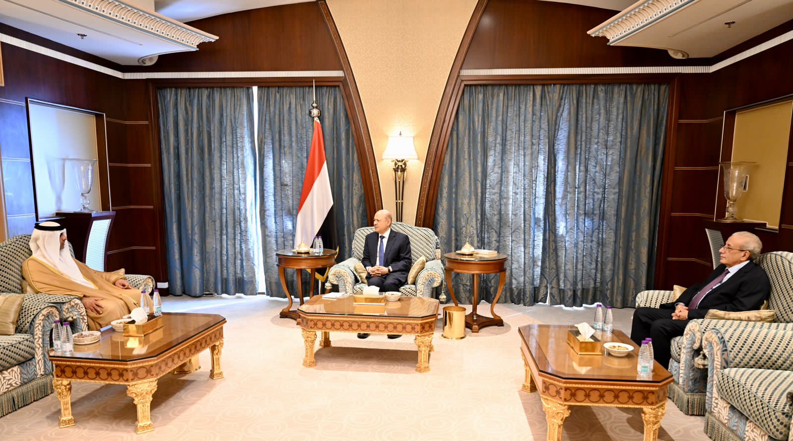 رئيس مجلس القيادة الرئاسي يستقبل السفير الاماراتي 16 أكتوبر 2023