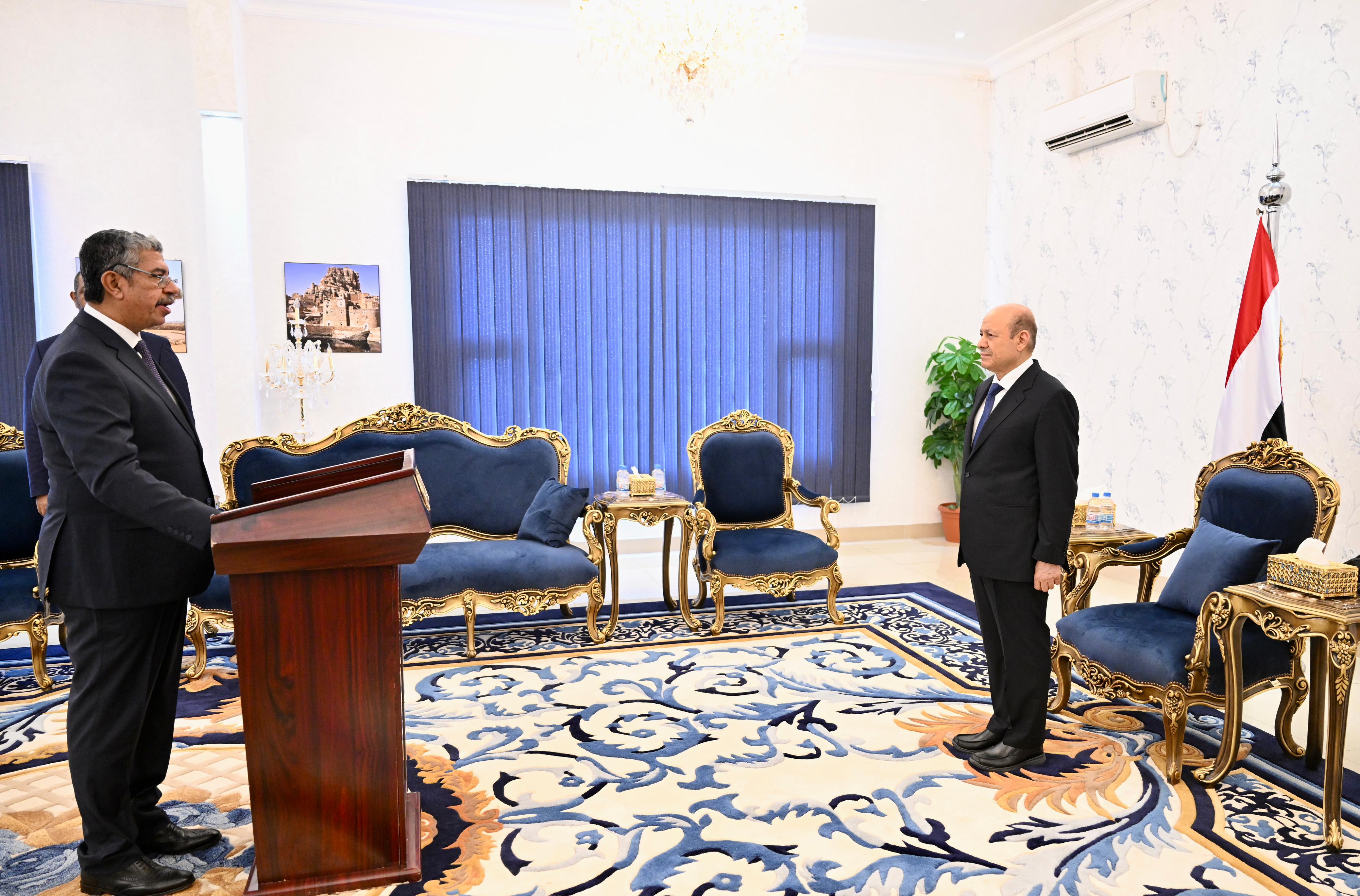 سفير اليمن لدى جمهورية مصر العربية يؤدي اليمين الدستورية امام رئيس مجلس القيادة الرئاسي 1 نوفمبر 2023