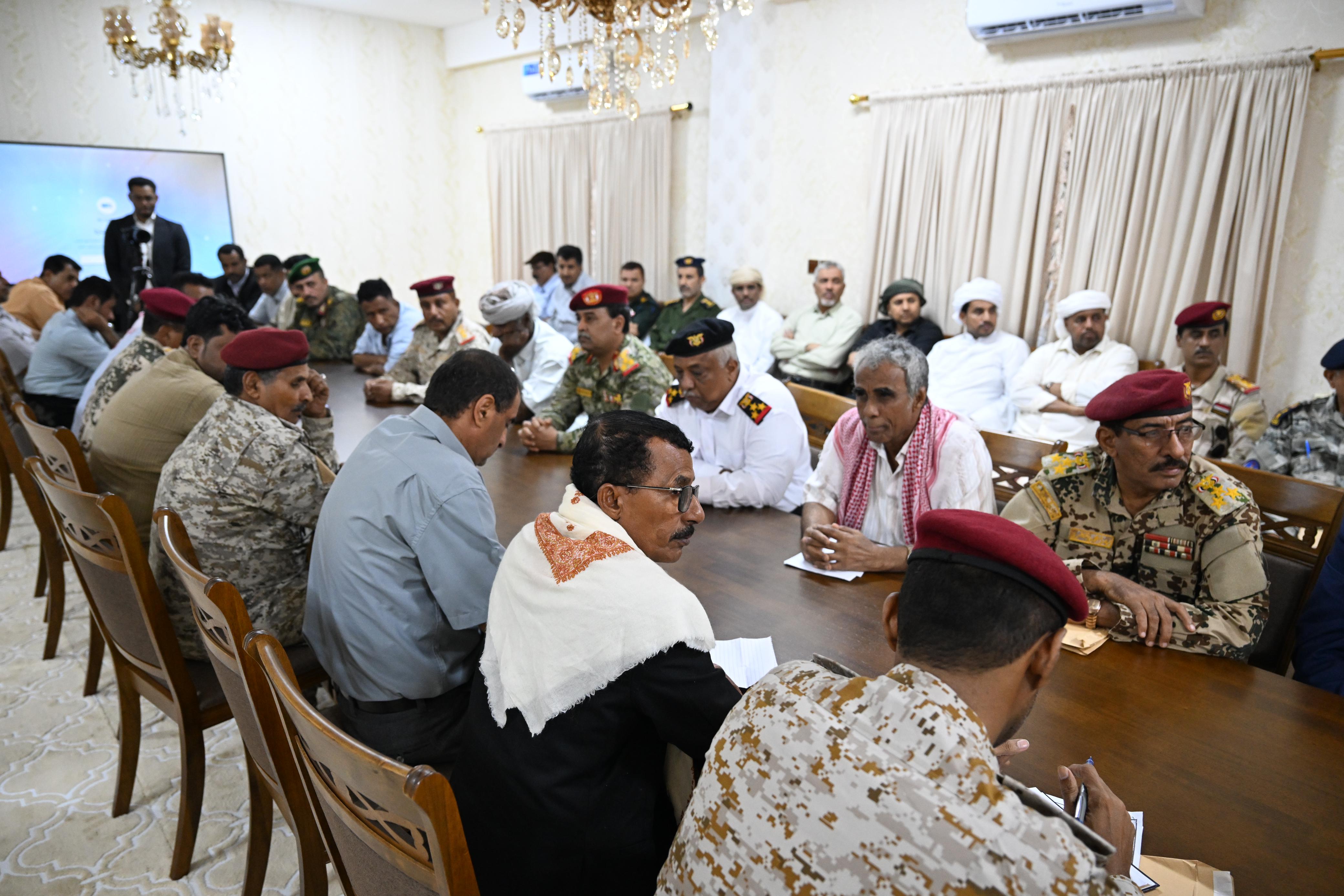رئيس مجلس القيادة الرئاسي يعقد اجتماعا بقيادة السلطة المحلية والمكتب التنفيذي لمحافظة المهرة 22 أكتوبر 2023