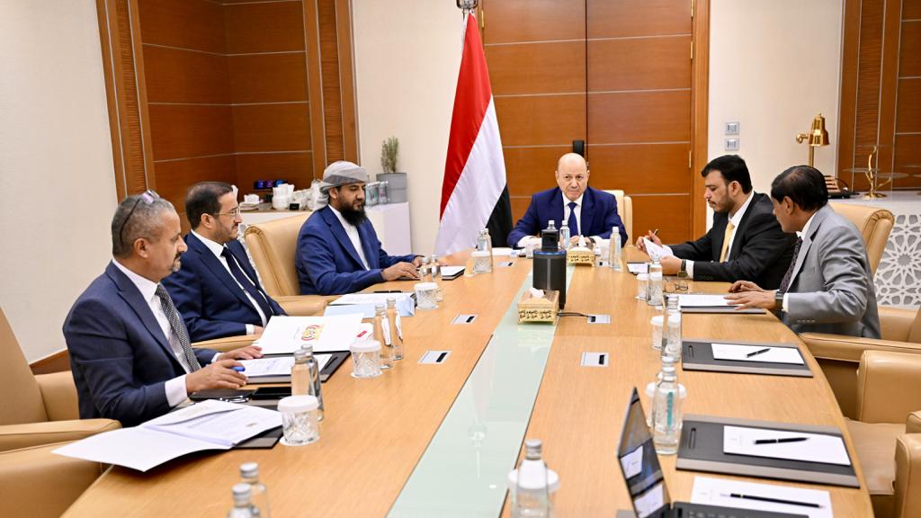 مجلس القيادة الرئاسي يناقش التطورات المحلية والتداعيات الخطيرة للحرب الاسرائيلية على السلم والأمن الدوليين