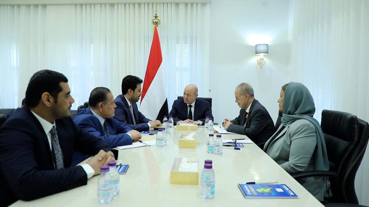رئيس مجلس القيادة يجتمع برئاسة هيئة التشاور والمصالحة