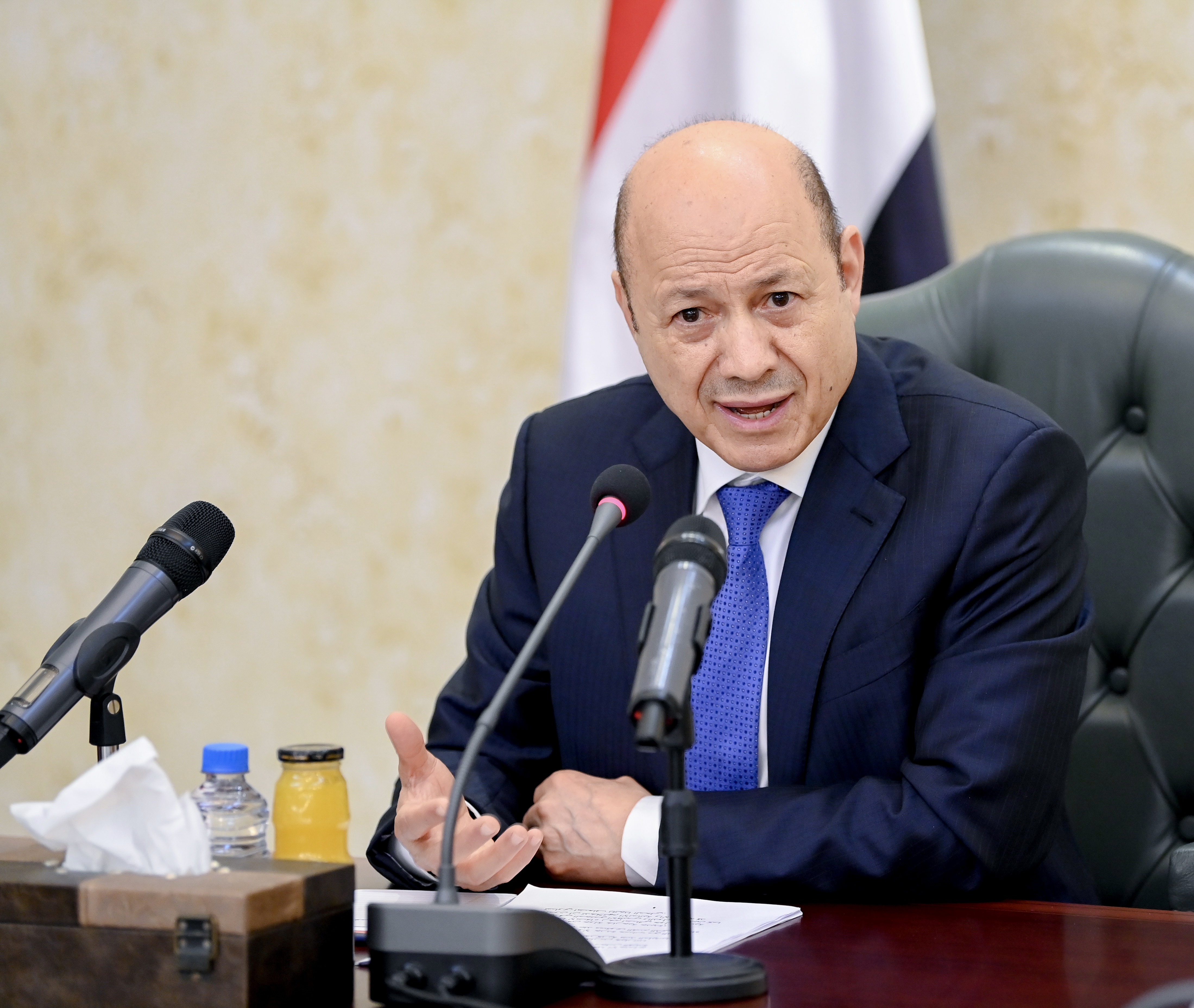 رئيس مجلس القيادة يوجه بإلغاء اسماء كافة المبتعثين غير المستحقين من أبناء مسؤولي الدولة وإحالة كل أبناء المسؤولين المعينين في السلك الديبلوماسي إلى الخدمة المدنية