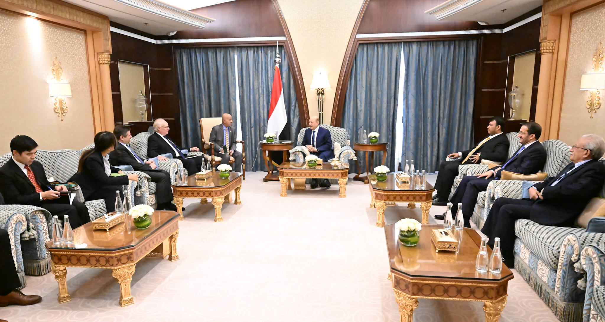 رئيس مجلس القيادة الرئاسي يستقبل المبعوث والسفير الأمريكيين