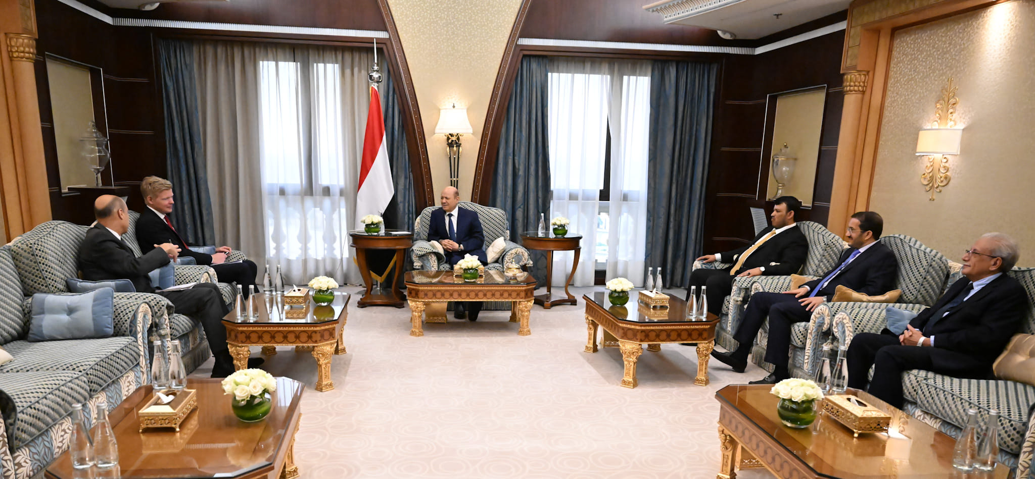 رئيس مجلس القيادة الرئاسي يستقبل المبعوث الخاص للأمم المتحدة