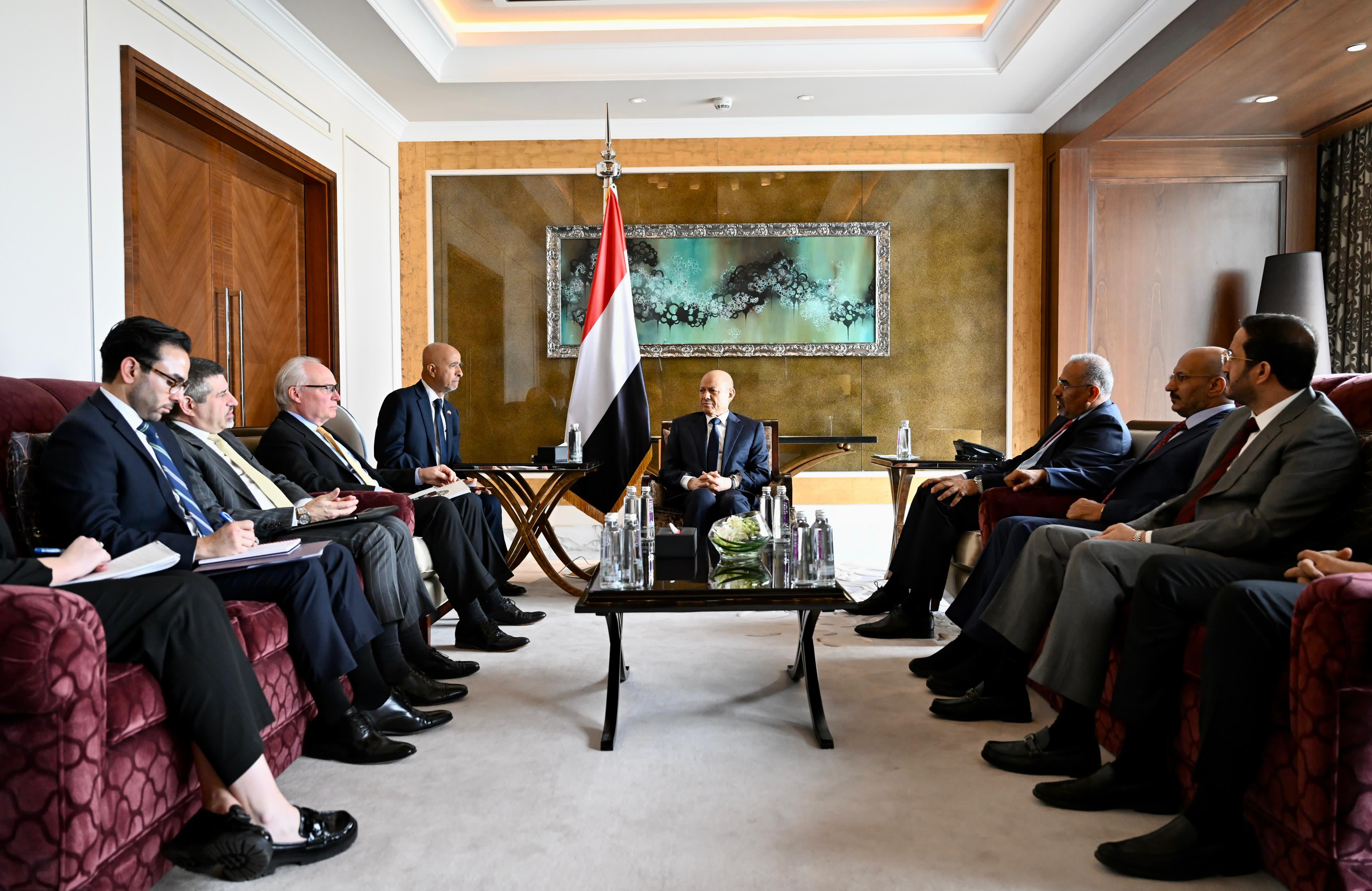 رئيس مجلس القيادة وأعضاء المجلس يستقبلون المبعوث الأمريكي إلى اليمن 15 نوفمبر 2023
