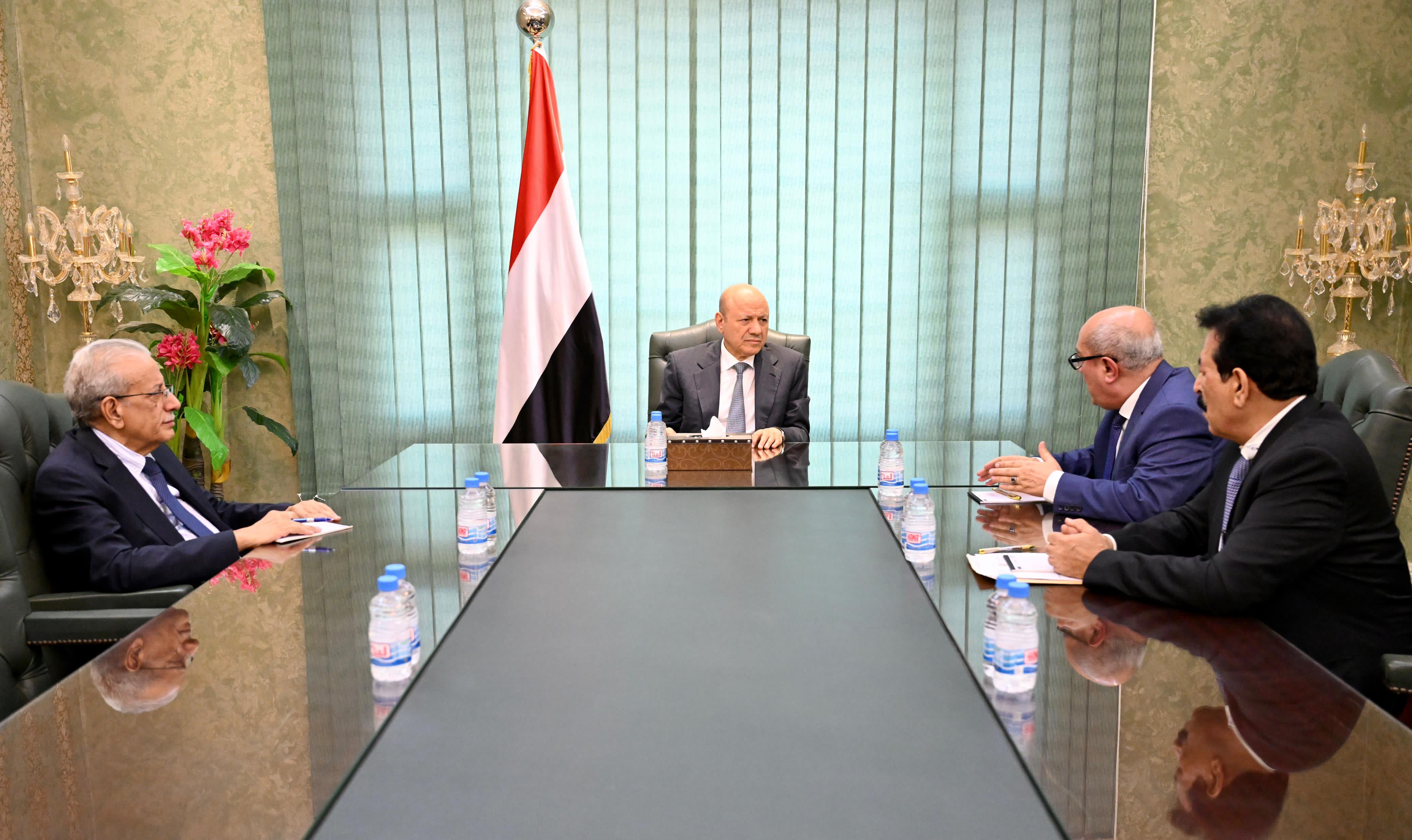 رئيس مجلس القيادة الرئاسي يجتمع بوزير الادارة المحلية ومحافظ الجوف 8 نوفمبر 2023