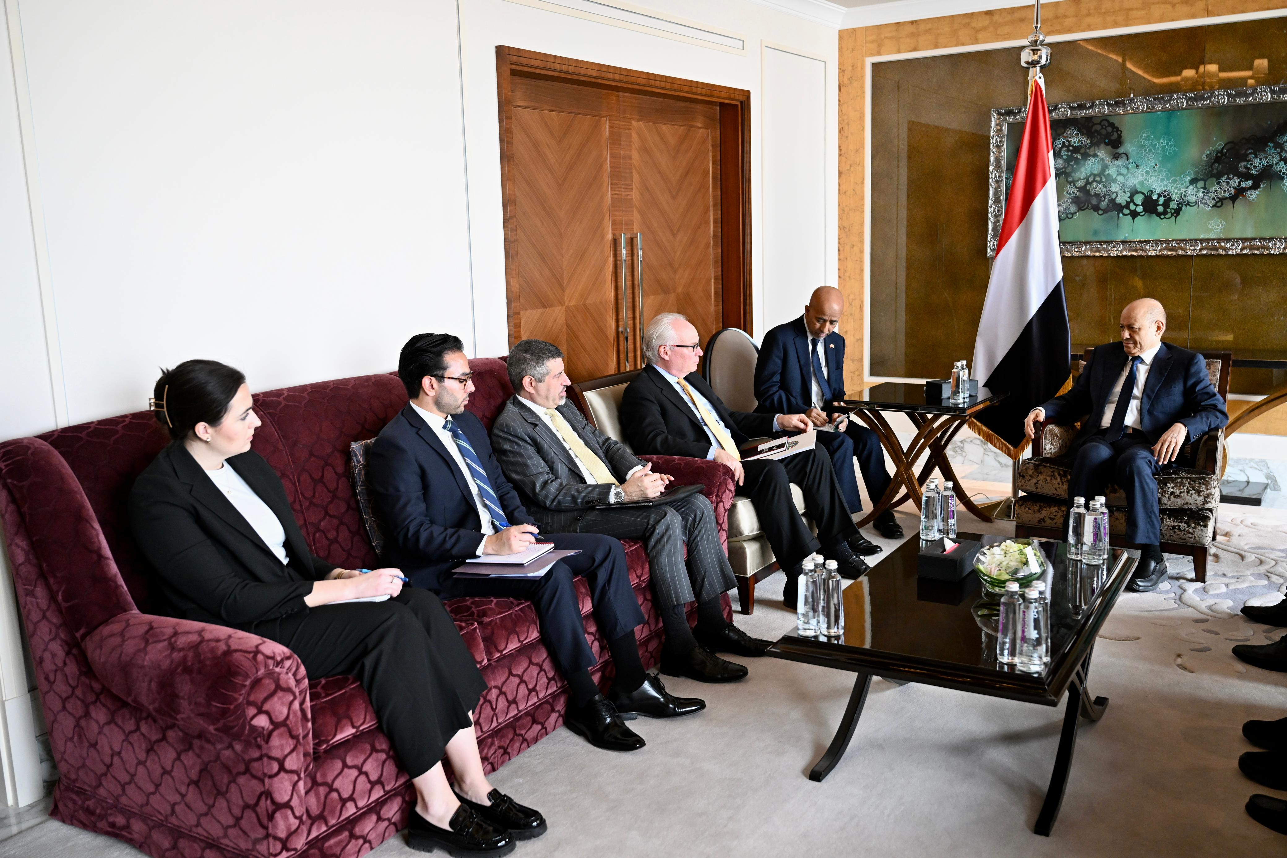 رئيس مجلس القيادة وأعضاء المجلس يستقبلون المبعوث الأمريكي إلى اليمن 15 نوفمبر 2023