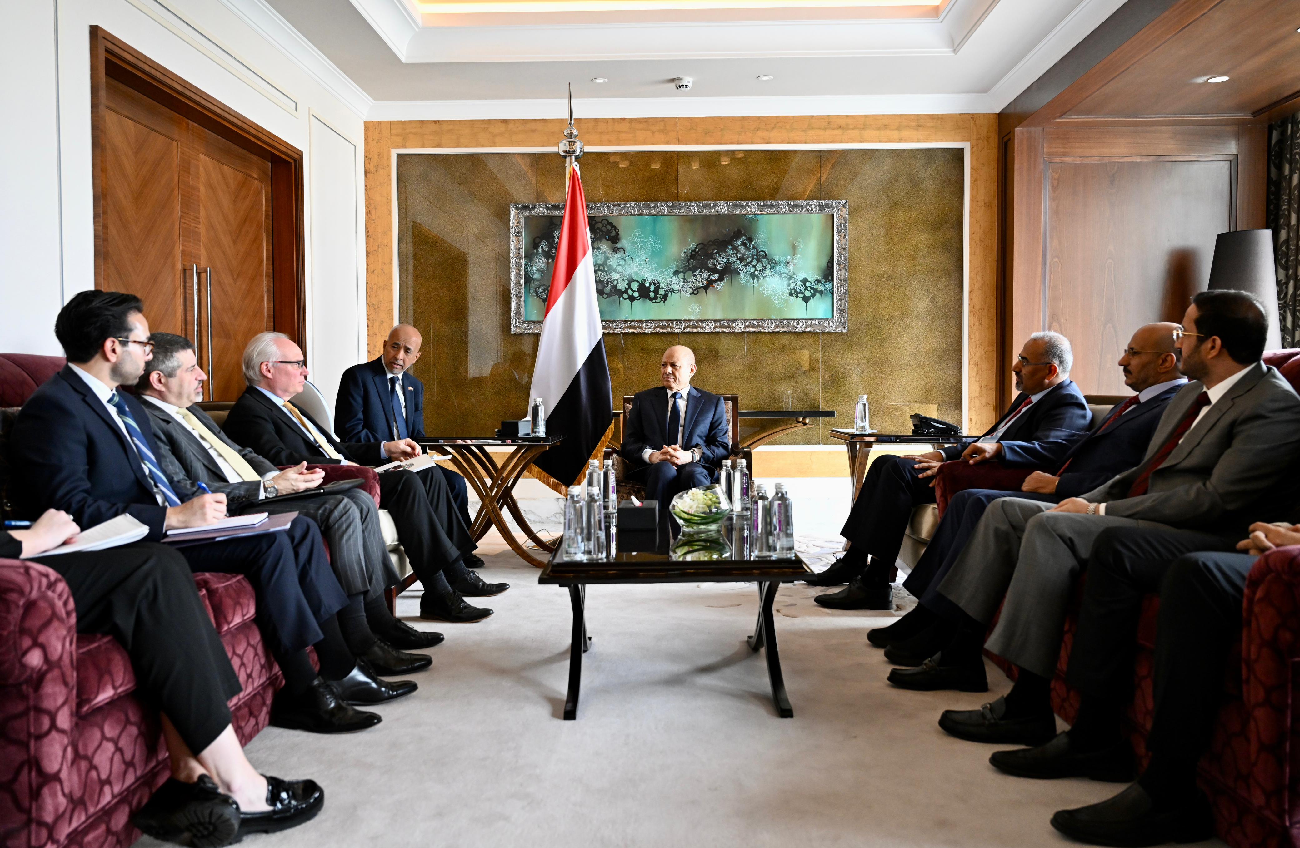 رئيس مجلس القيادة وأعضاء المجلس يستقبلون المبعوث الأمريكي إلى اليمن 15 نوفمبر 2023