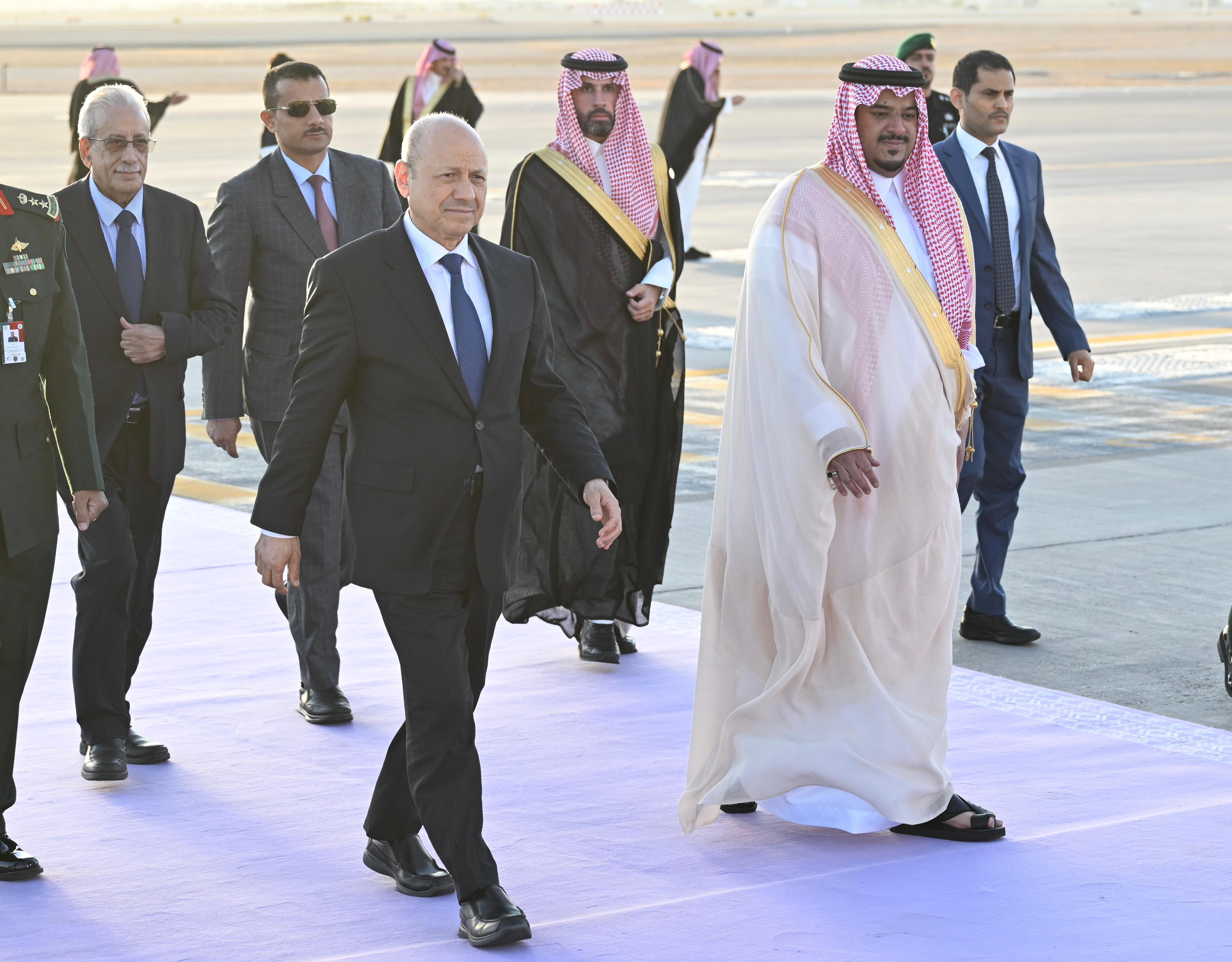 رئيس مجلس القيادة الرئاسي يصل الرياض للمشاركة في اعمال القمتين العربية والاسلامية 9 نوفمبر 2023