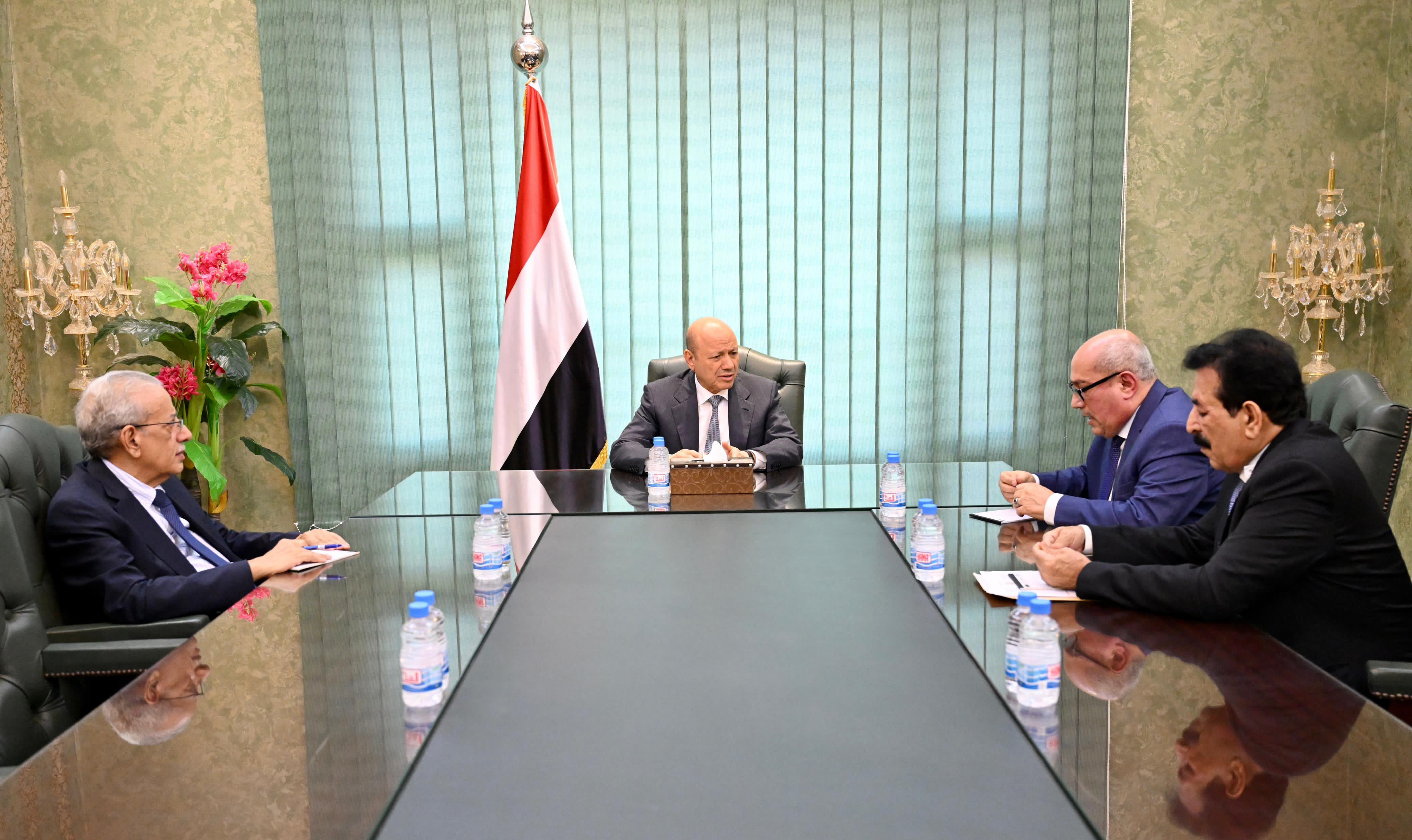 رئيس مجلس القيادة الرئاسي يجتمع بوزير الادارة المحلية ومحافظ الجوف 8 نوفمبر 2023