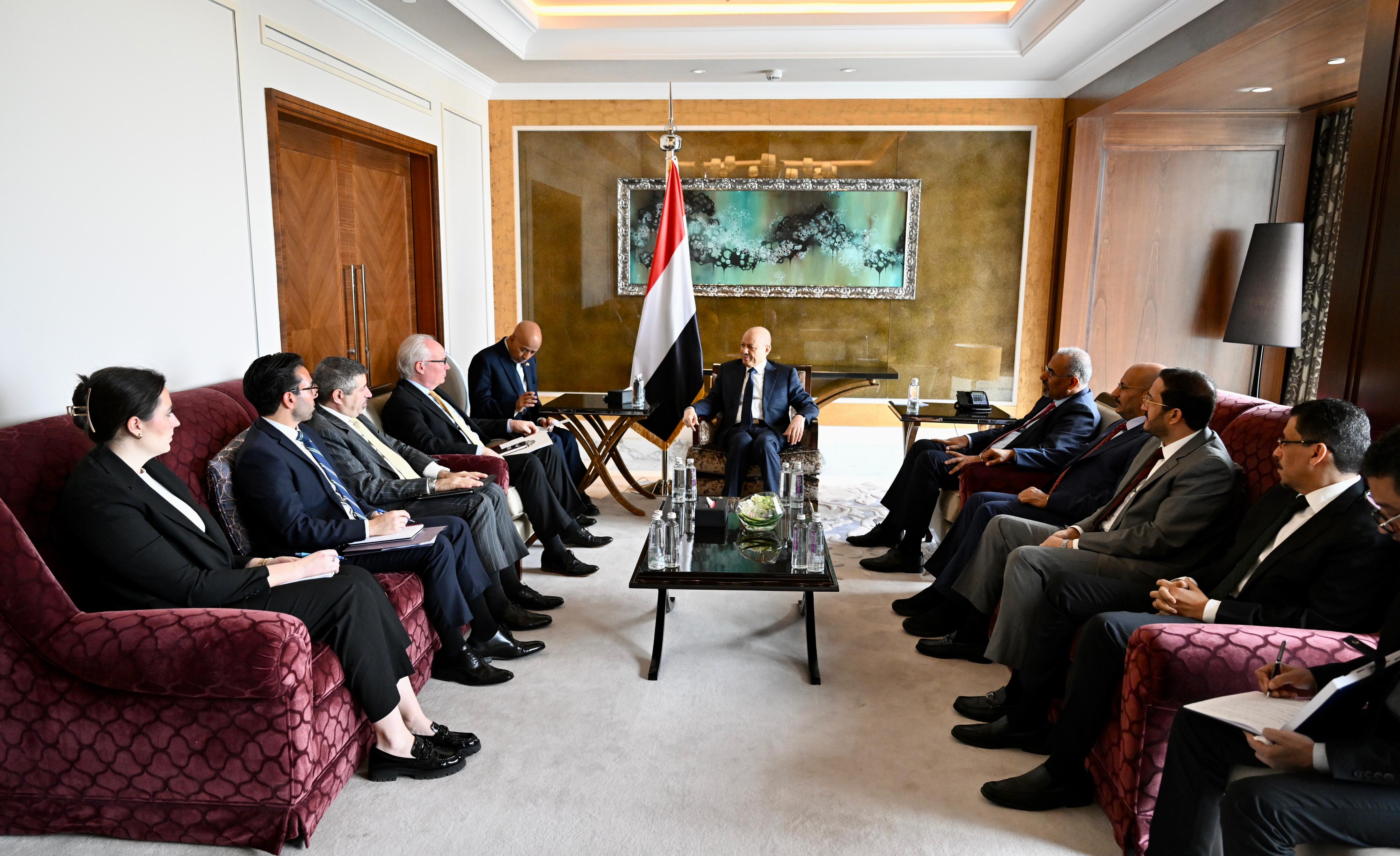 رئيس مجلس القيادة وأعضاء المجلس يستقبلون المبعوث الأمريكي إلى اليمن 15 نوفمبر 2023