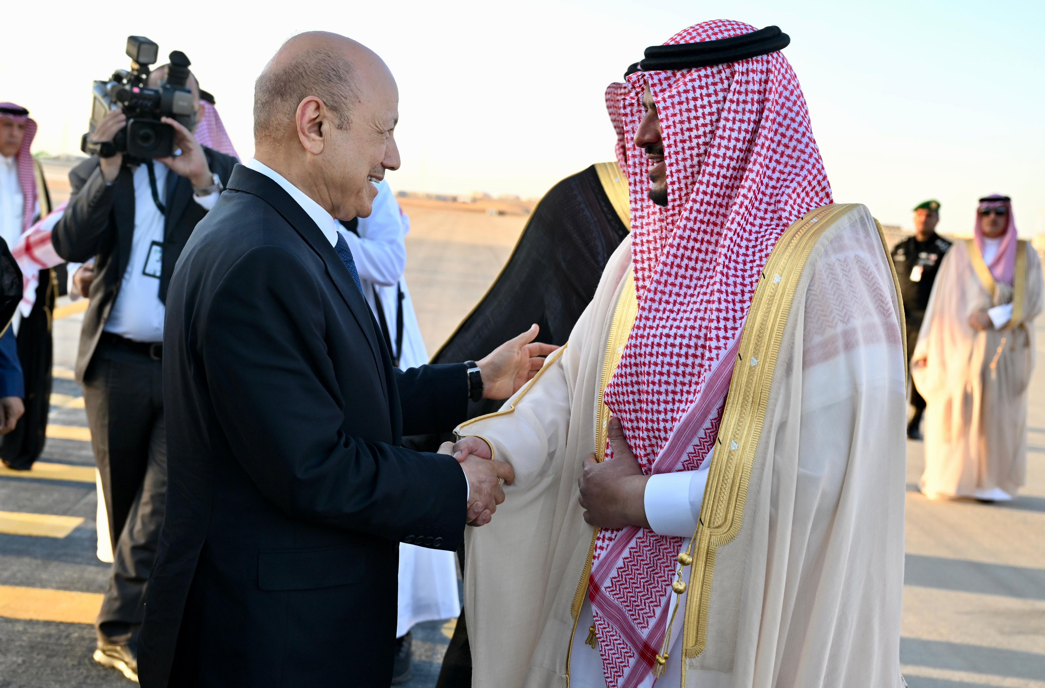 رئيس مجلس القيادة الرئاسي يصل الرياض للمشاركة في اعمال القمتين العربية والاسلامية 9 نوفمبر 2023