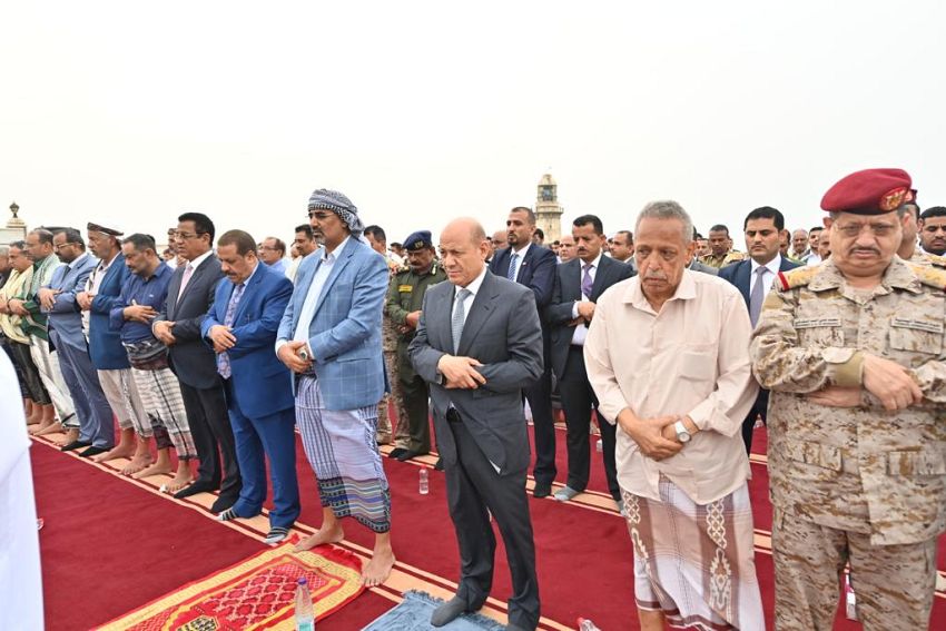 رئيس مجلس القيادة وعدد من قيادات الدولة يؤدون صلاة عيد الأضحى 1443هـ ويستقبل جموع المهنين