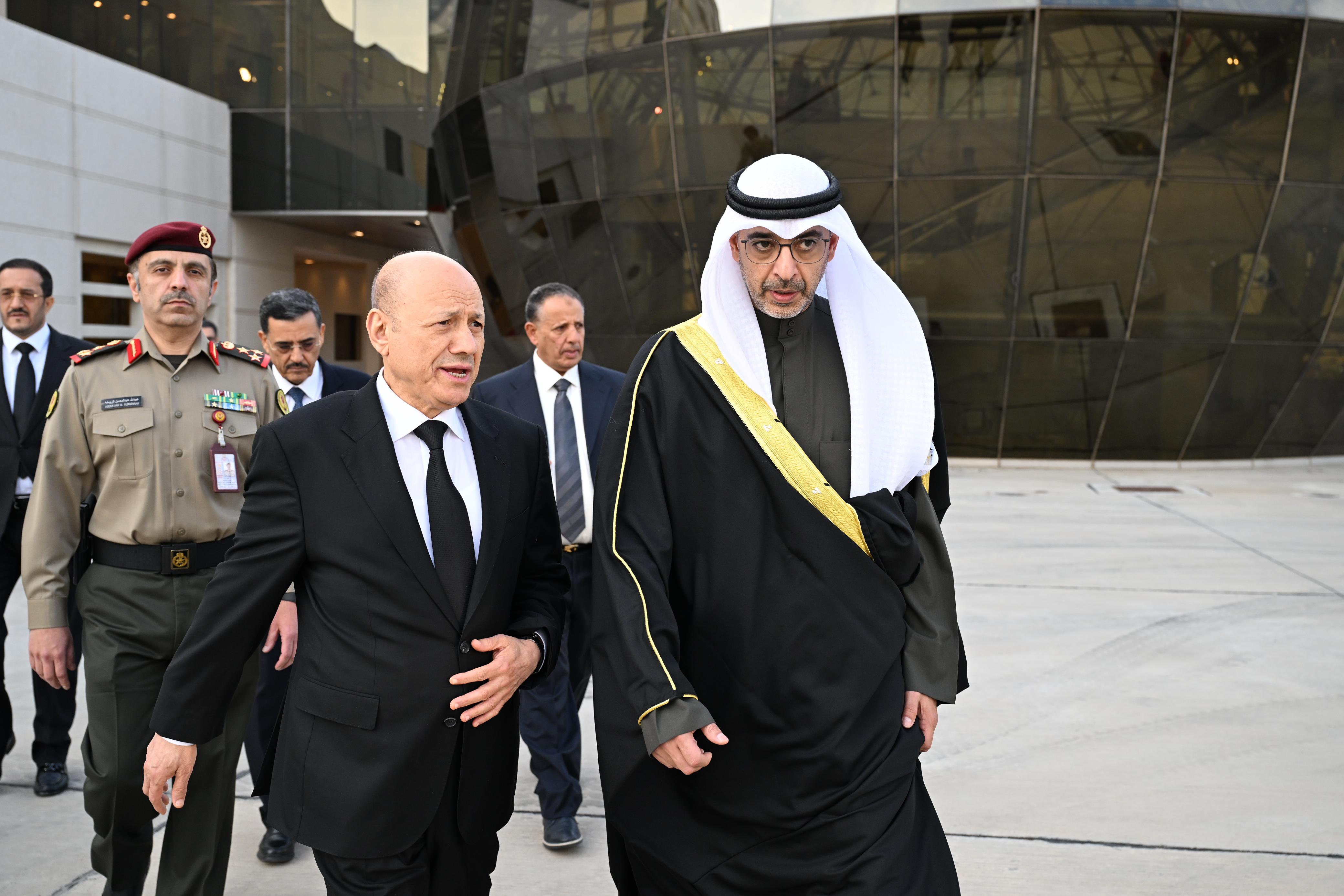 رئيس مجلس القيادة يصل الكويت لتقديم واجب العزاء على رأس وفد رفيع المستوى 18 ديسمبر 2023 