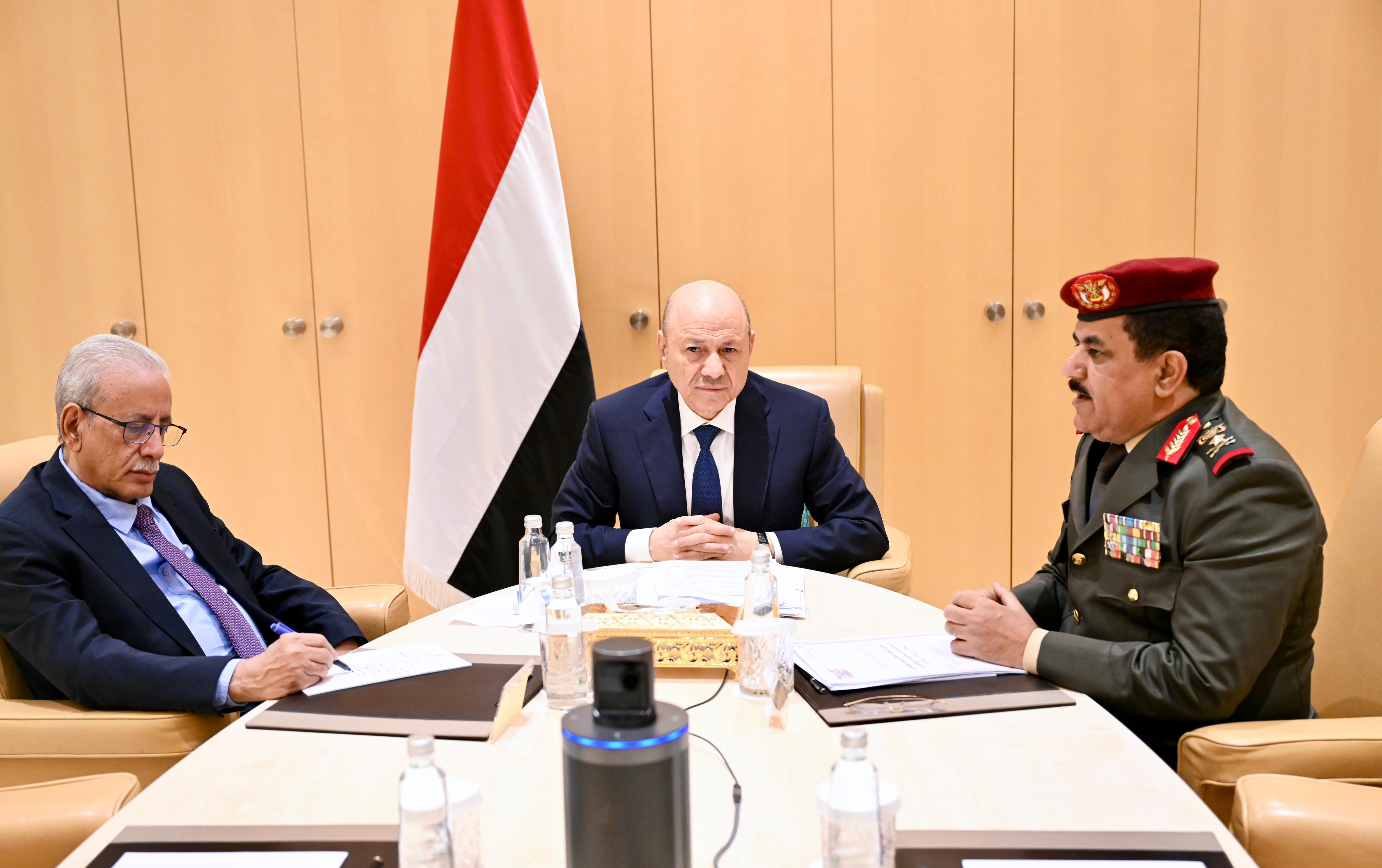 مجلس القيادة الرئاسي يناقش التطورات المحلية والاستحقاقات التنفيذية المقبلة