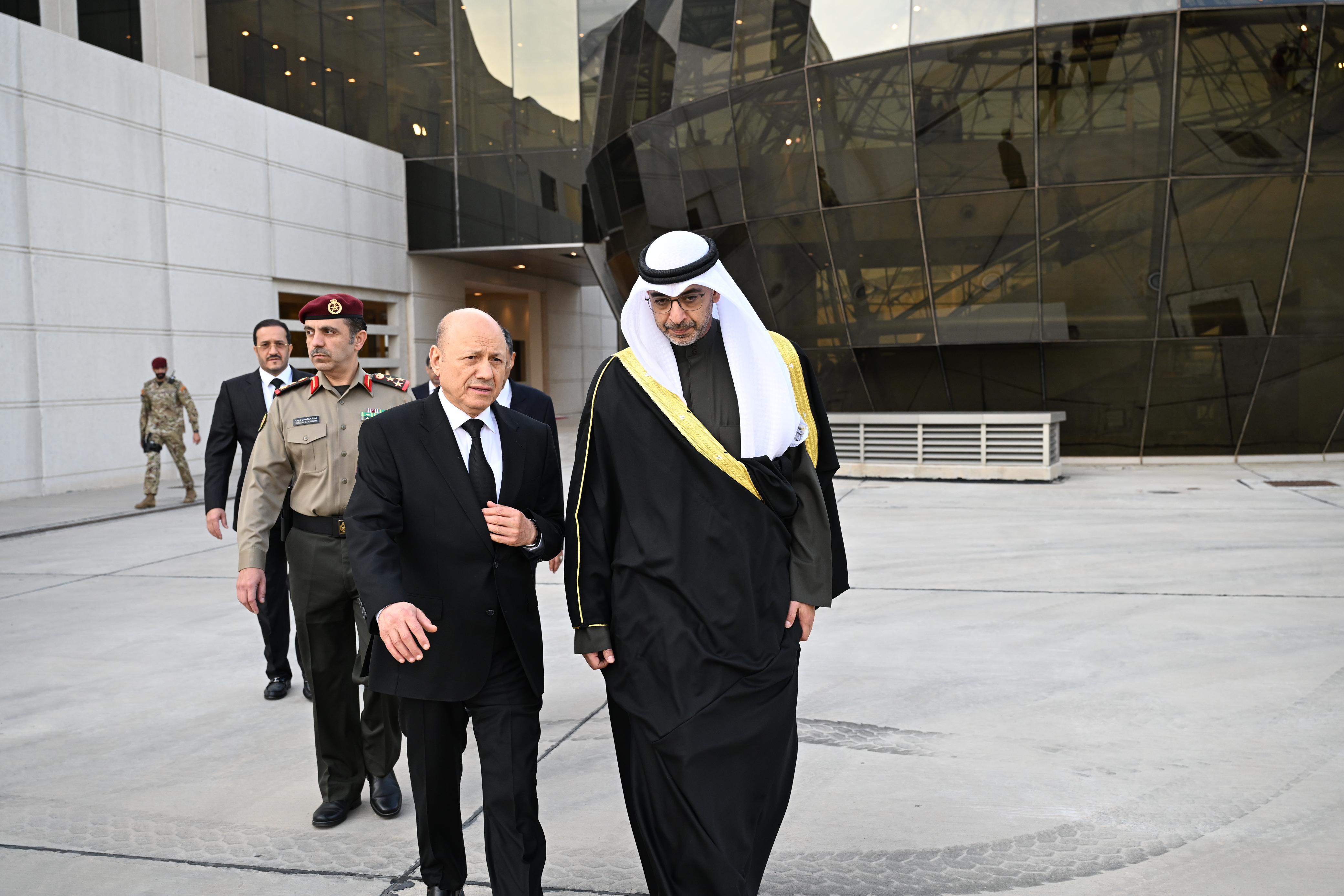 رئيس مجلس القيادة يصل الكويت لتقديم واجب العزاء على رأس وفد رفيع المستوى 18 ديسمبر 2023 