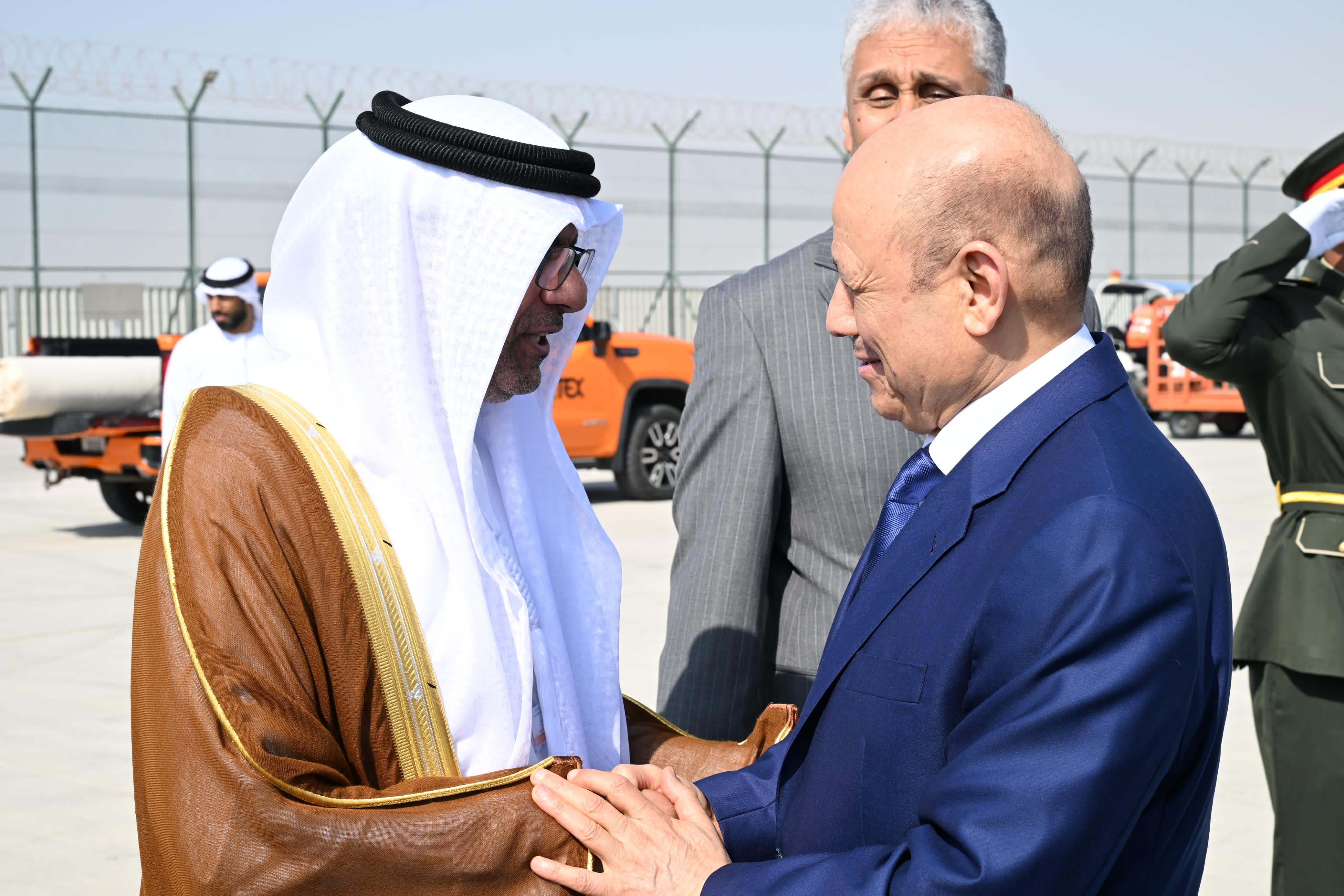 رئيس مجلس القيادة الرئاسي يصل دبي للمشاركة فى قمة المناخ  28 نوفمبر 2023
