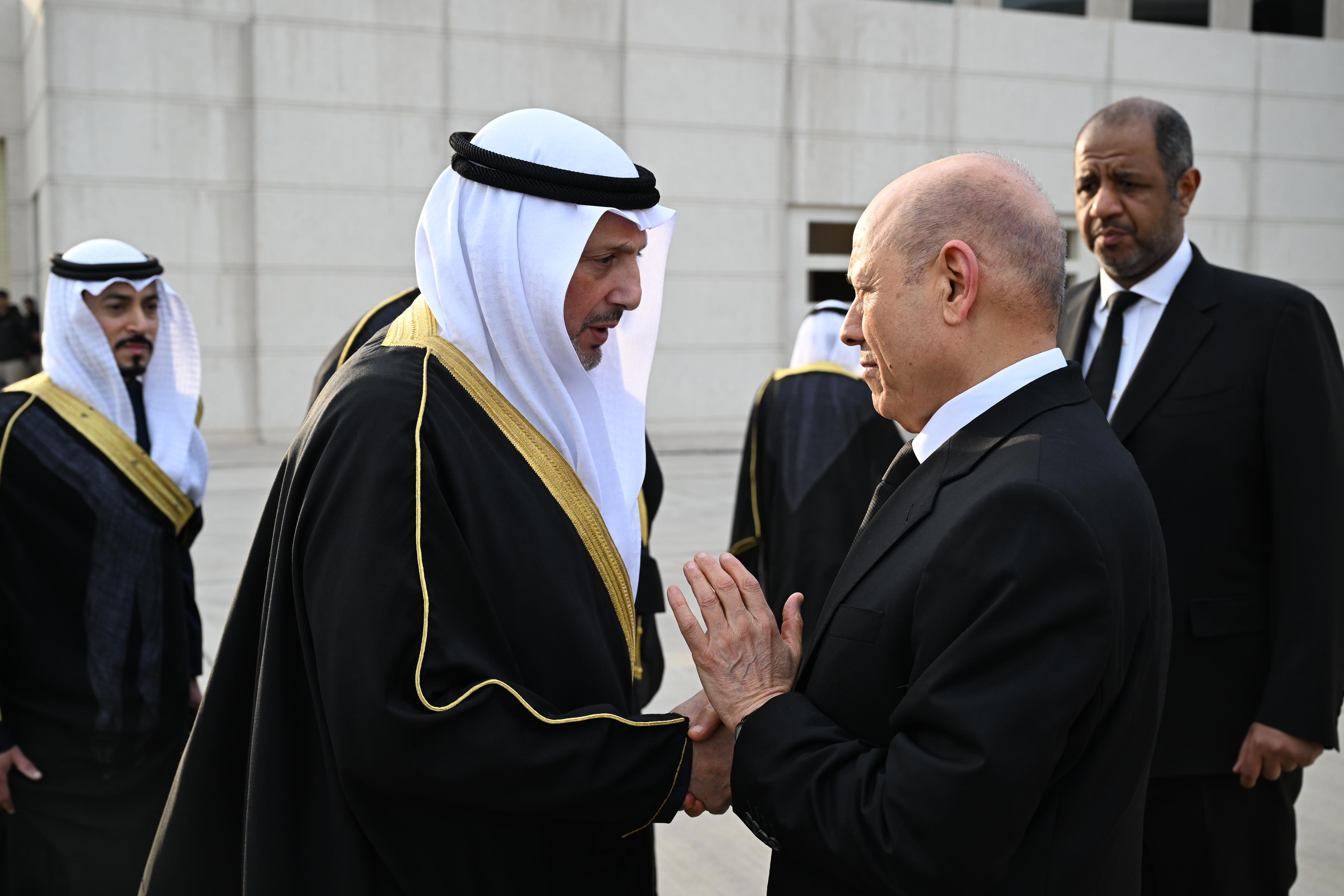 رئيس مجلس القيادة يصل الكويت لتقديم واجب العزاء على رأس وفد رفيع المستوى 18 ديسمبر 2023 