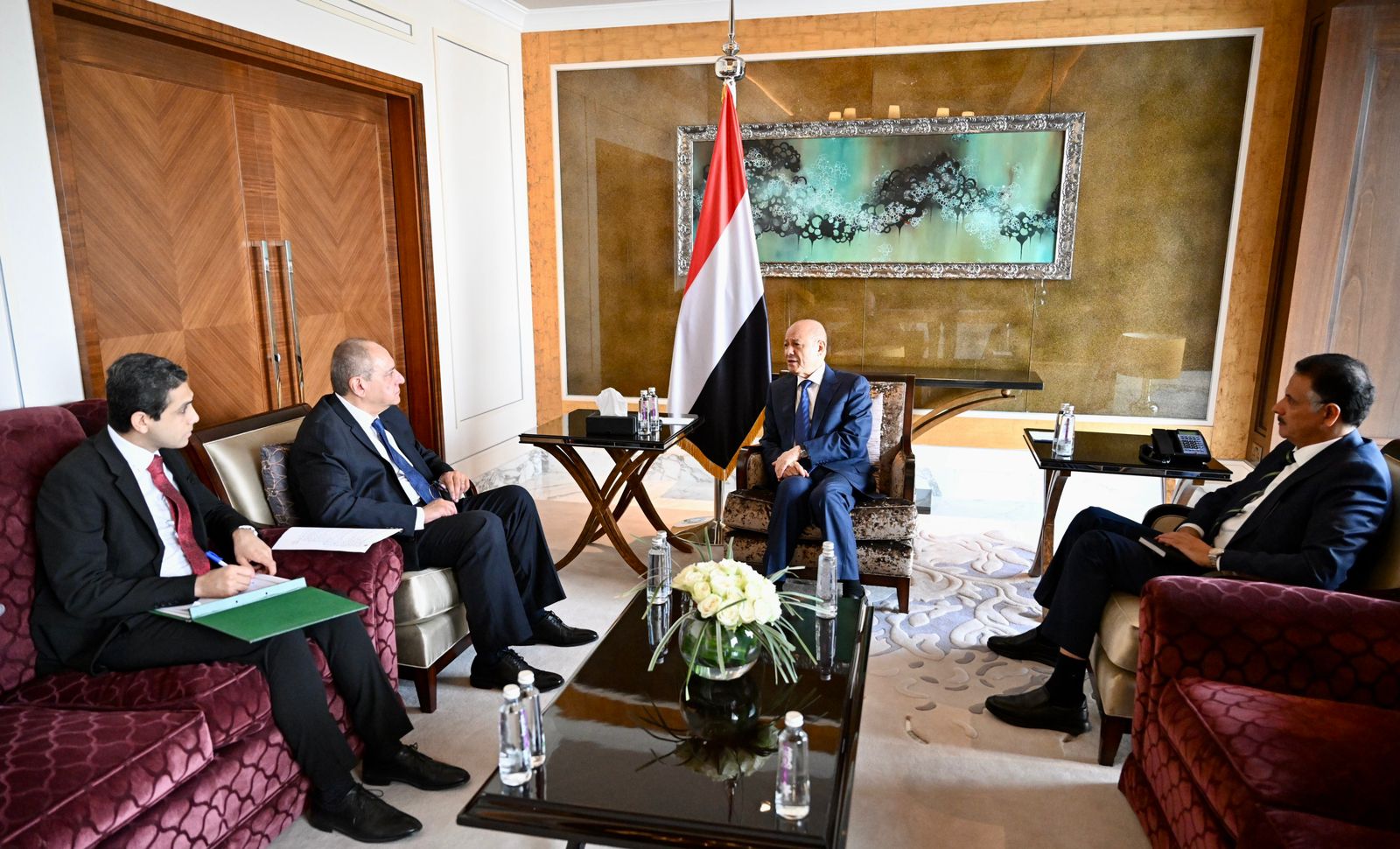 رئيس مجلس القيادة الرئاسي يستقبل السفير المصري 19 نوفمبر 2023