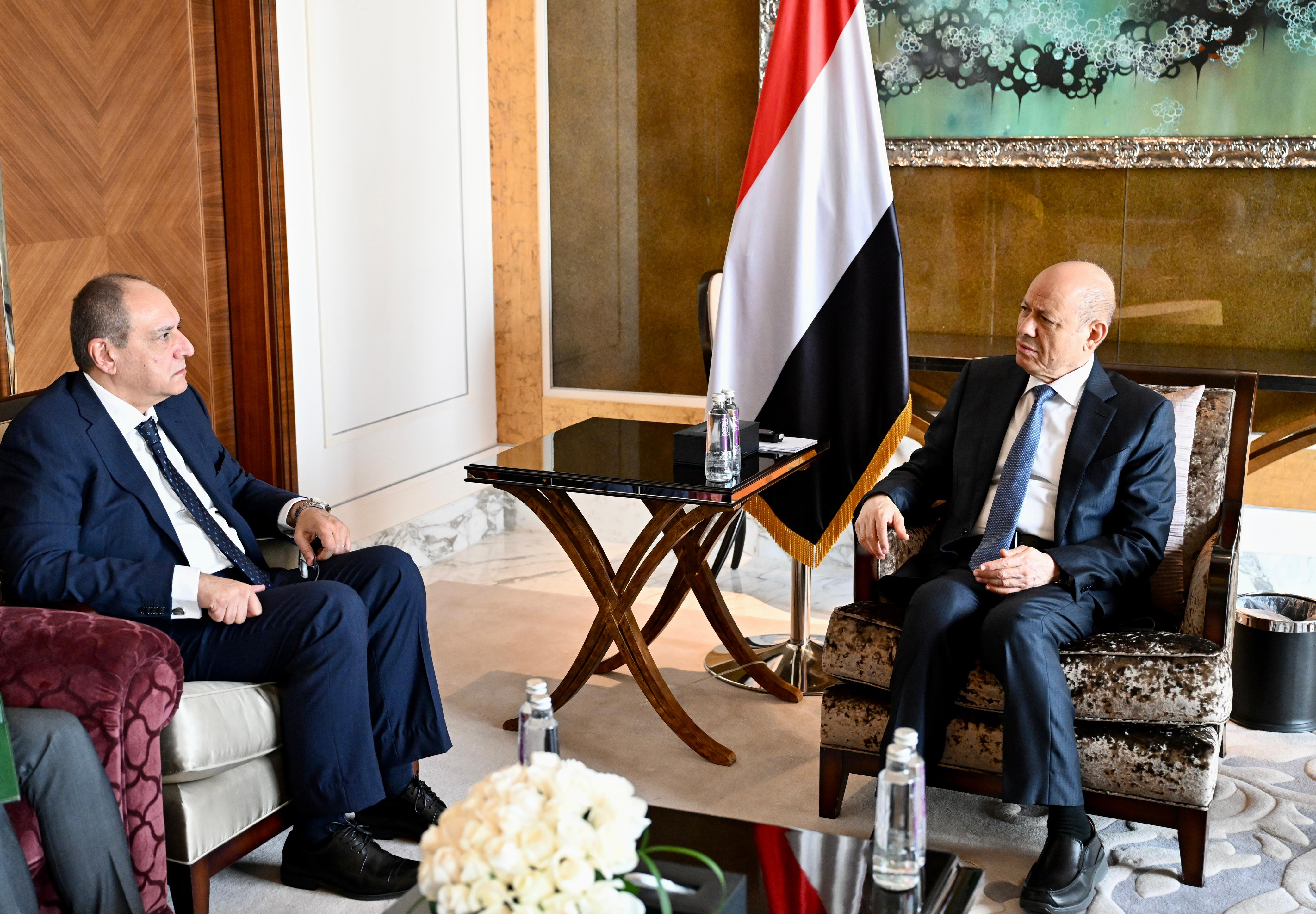 رئيس مجلس القيادة الرئاسي يستقبل السفير المصري  23 نوفمبر 2023