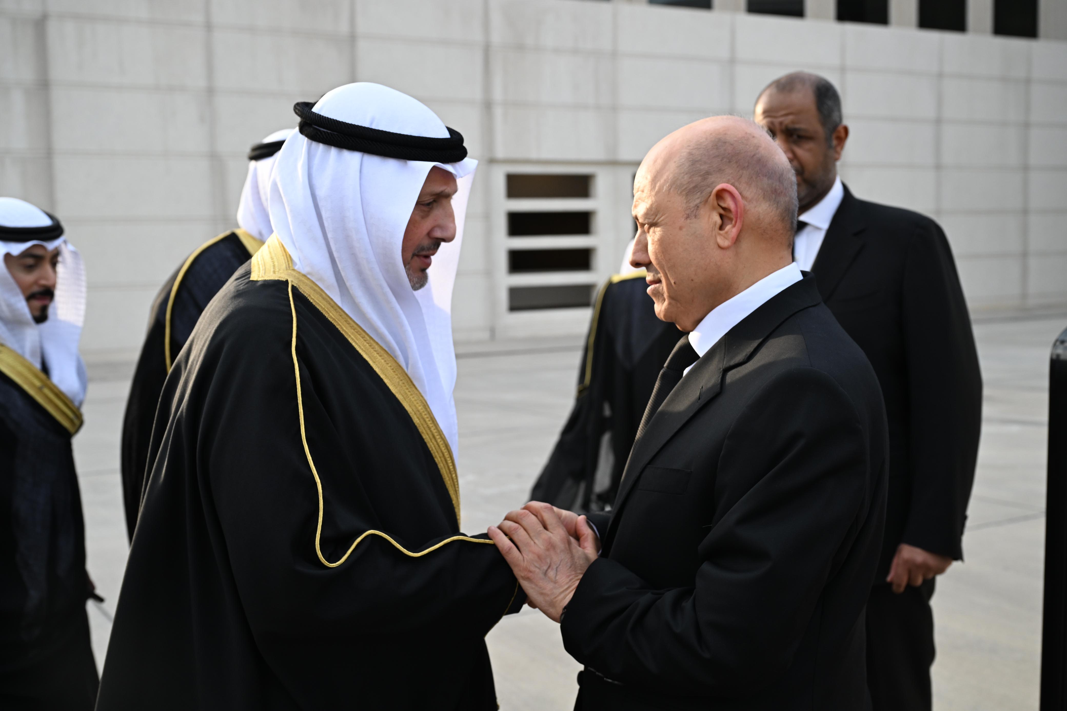 رئيس مجلس القيادة يصل الكويت لتقديم واجب العزاء على رأس وفد رفيع المستوى 18 ديسمبر 2023 