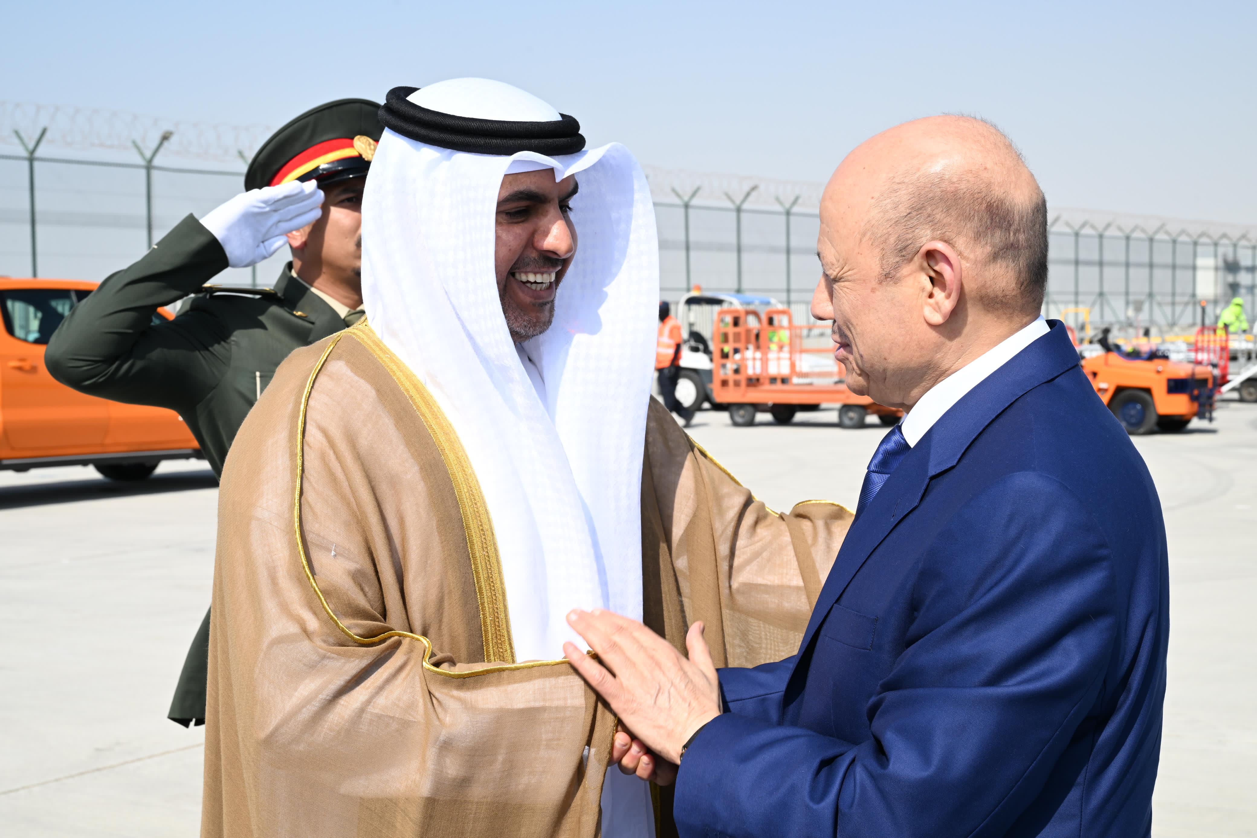 رئيس مجلس القيادة الرئاسي يصل دبي للمشاركة فى قمة المناخ  28 نوفمبر 2023