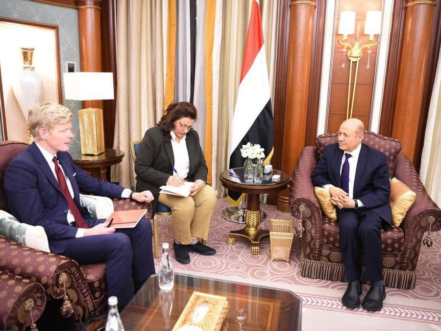 رئيس مجلس القيادة يحذر المجتمع الدولي من استمرار التراخي تجاه ابتزاز مليشيات الحوثي الممنهج وعدم التزامها بفتح طرقات تعز والمحافظات الاخرى