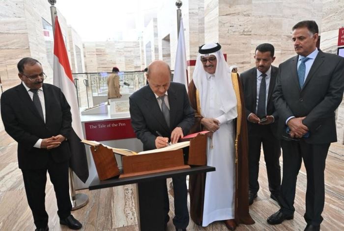 رئيس مجلس القيادة الرئاسي يزور مكتبة قطر الوطنية