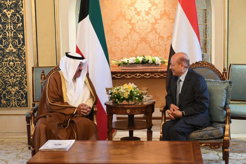 رئيس مجلس القيادة يلتقي نائبي رئيس الوزراء ووزير الخارجية الكويتيين