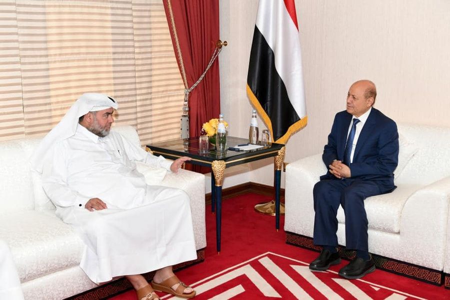 رئيس مجلس القيادة الرئاسي يدعو المنظمات الإقليمية والدولية إلى العمل من المحافظات المحررة