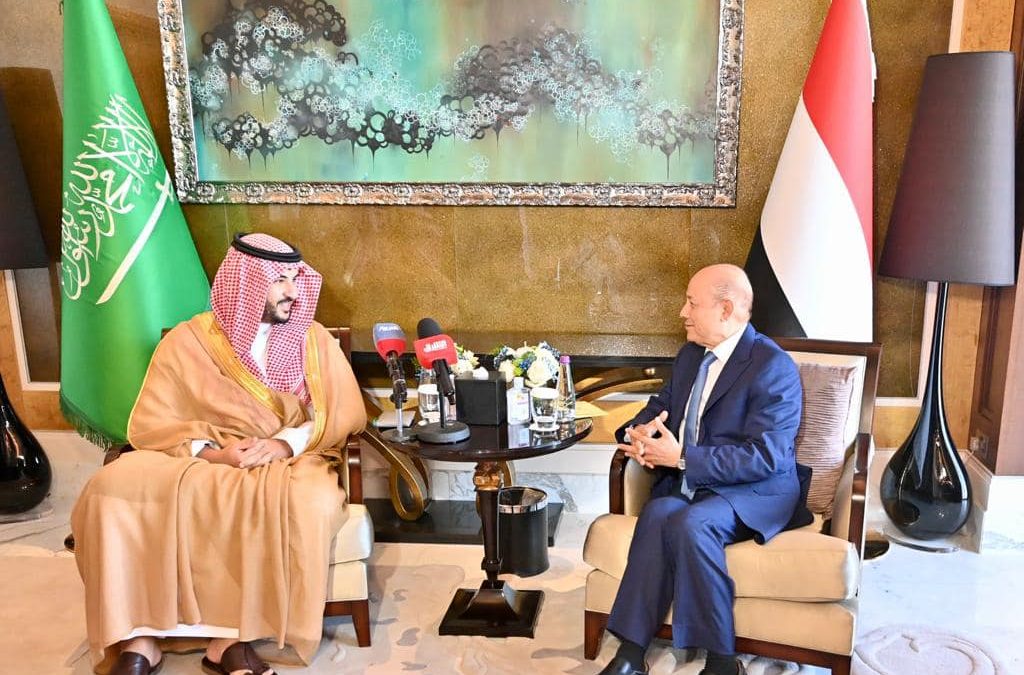 رئيس مجلس القيادة يبحث مع نائب وزير الدفاع السعودي تسريع مسار الدعم الإنمائي بشكل عاجل