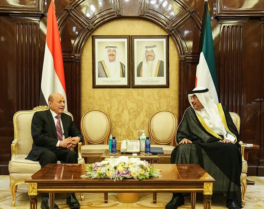 رئيس مجلس القيادة ورئيس الوزراء الكويتي يعقدان جلسة مباحثات رسمية حول مستجدات الاوضاع اليمنية وآفاق العلاقات الثنائية