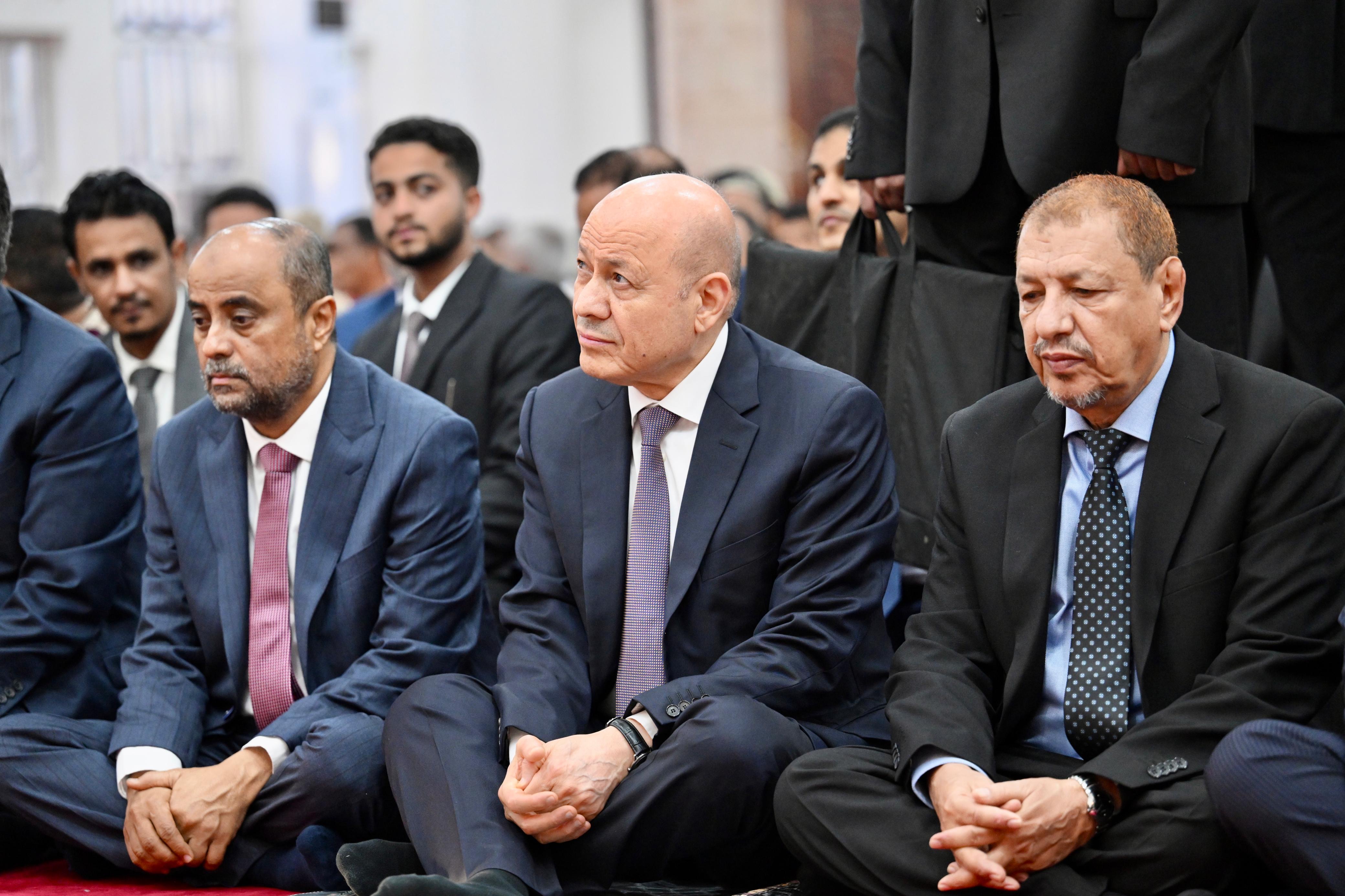 فخامة الرئيس يؤدي صلاة العيد مع جموع المصلين 