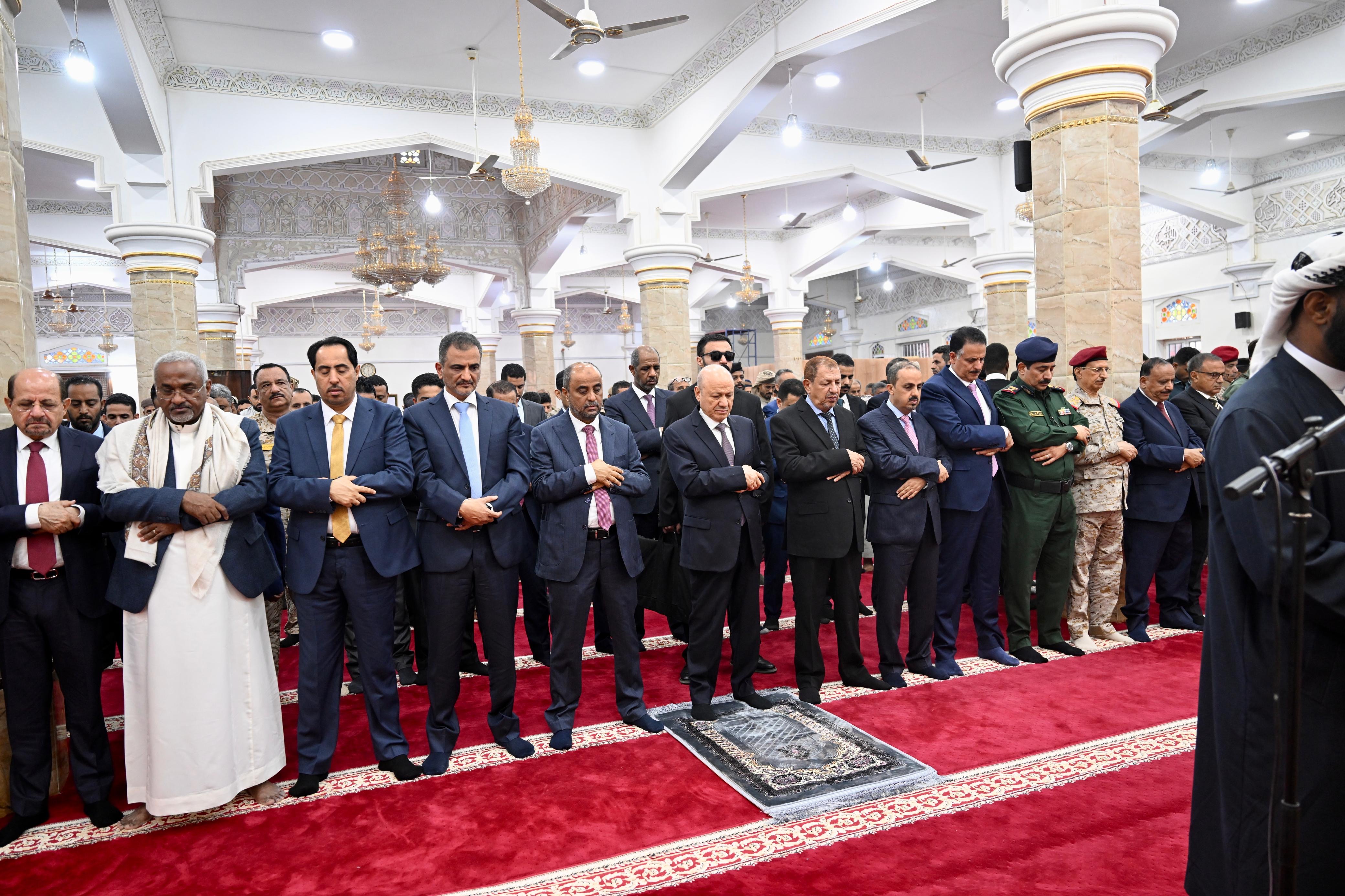 فخامة الرئيس يؤدي صلاة العيد مع جموع المصلين 