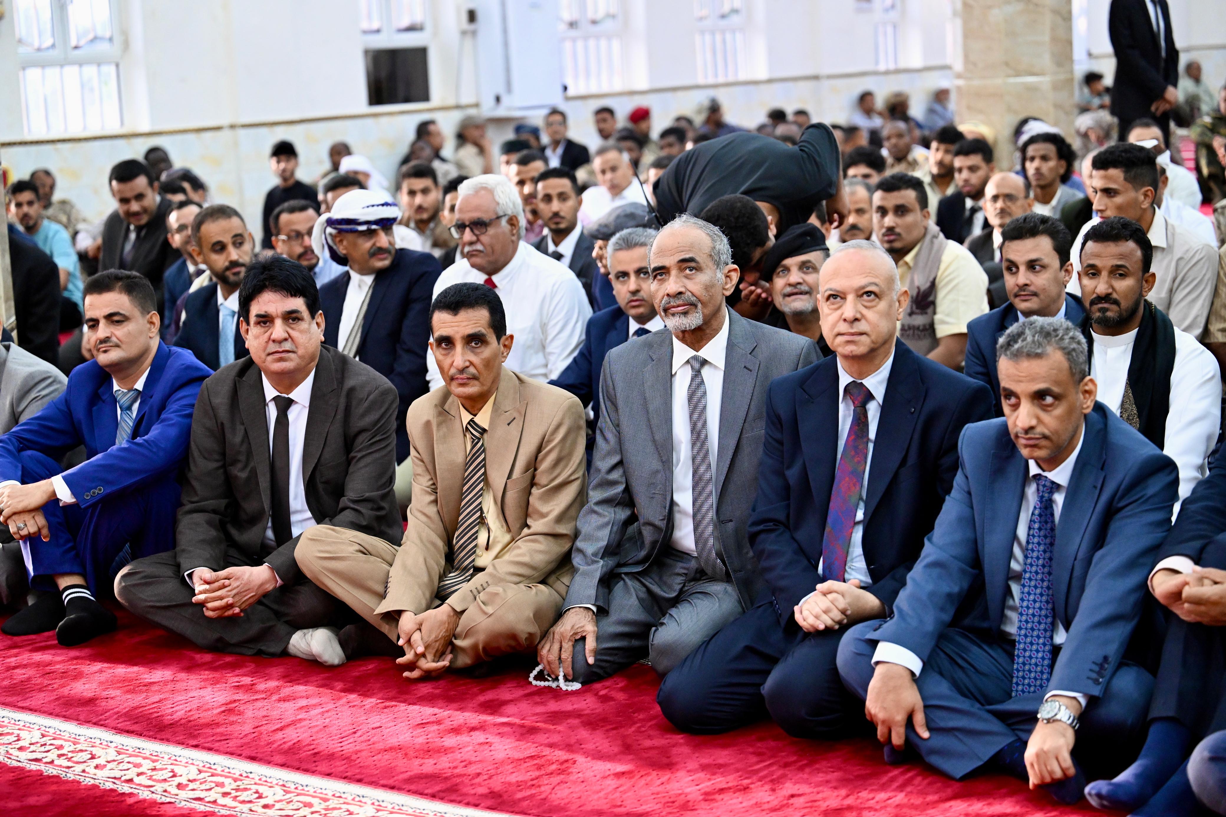 فخامة الرئيس يؤدي صلاة العيد مع جموع المصلين 