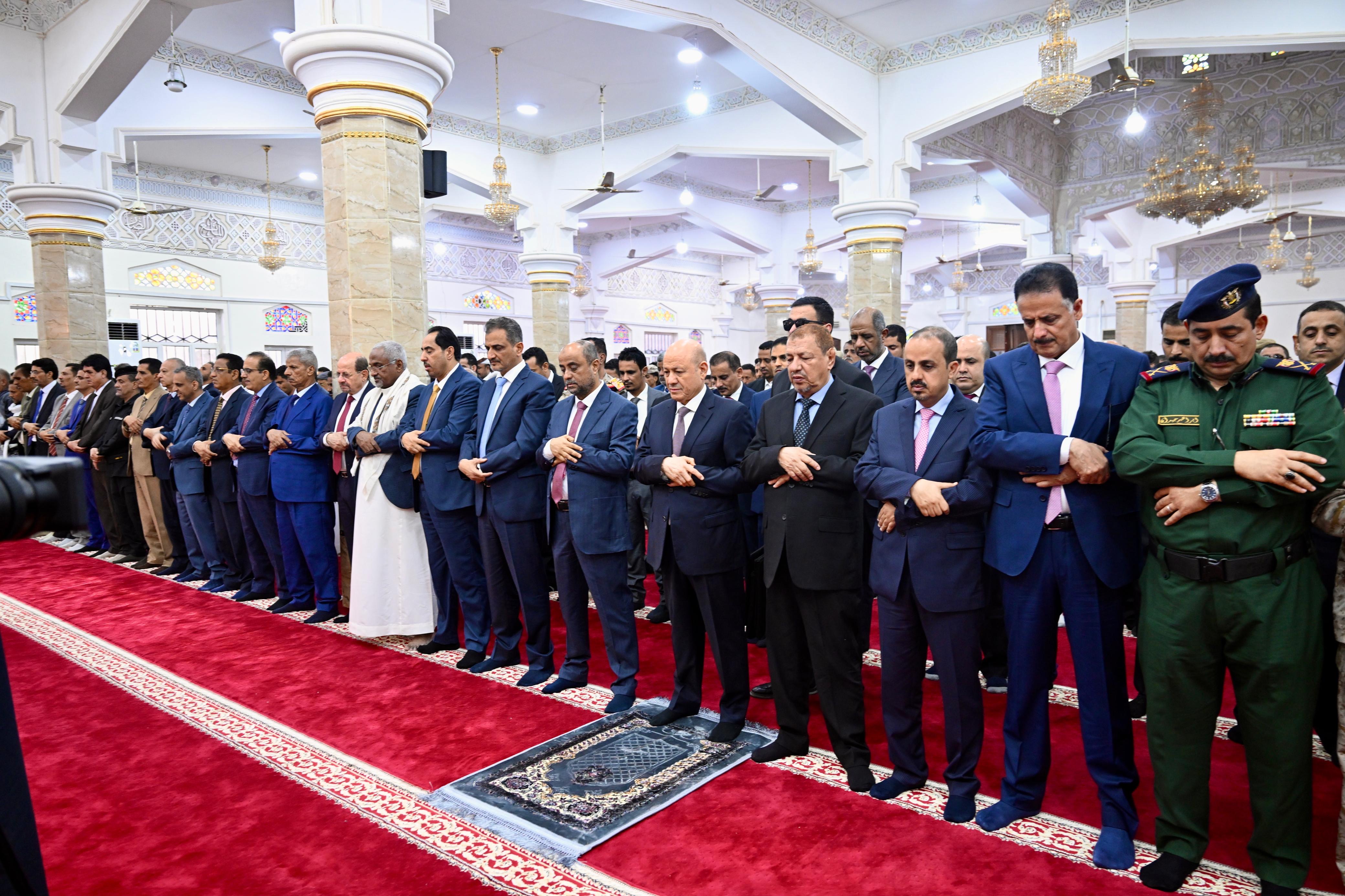 فخامة الرئيس يؤدي صلاة العيد مع جموع المصلين 