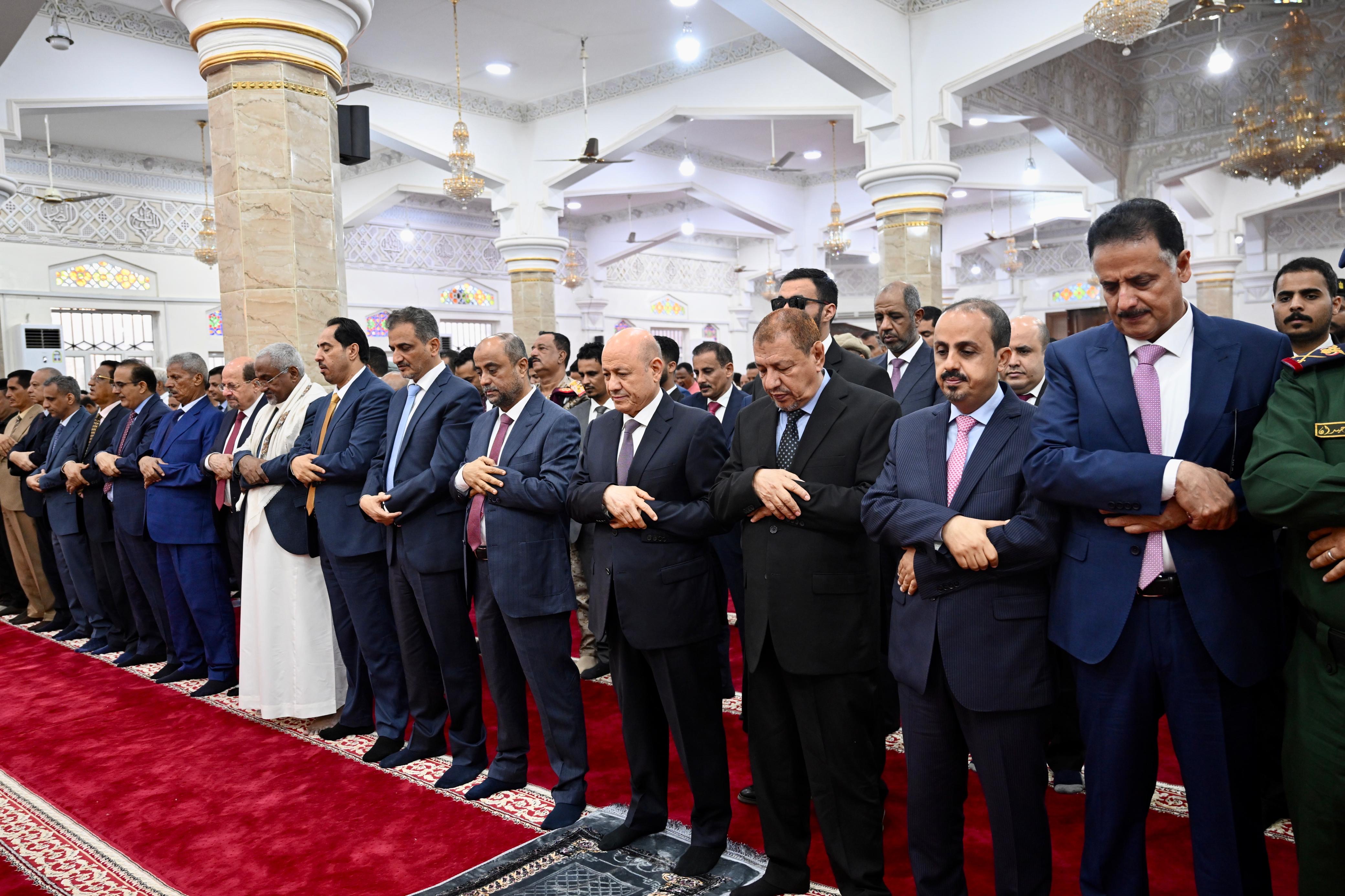 فخامة الرئيس يؤدي صلاة العيد مع جموع المصلين 