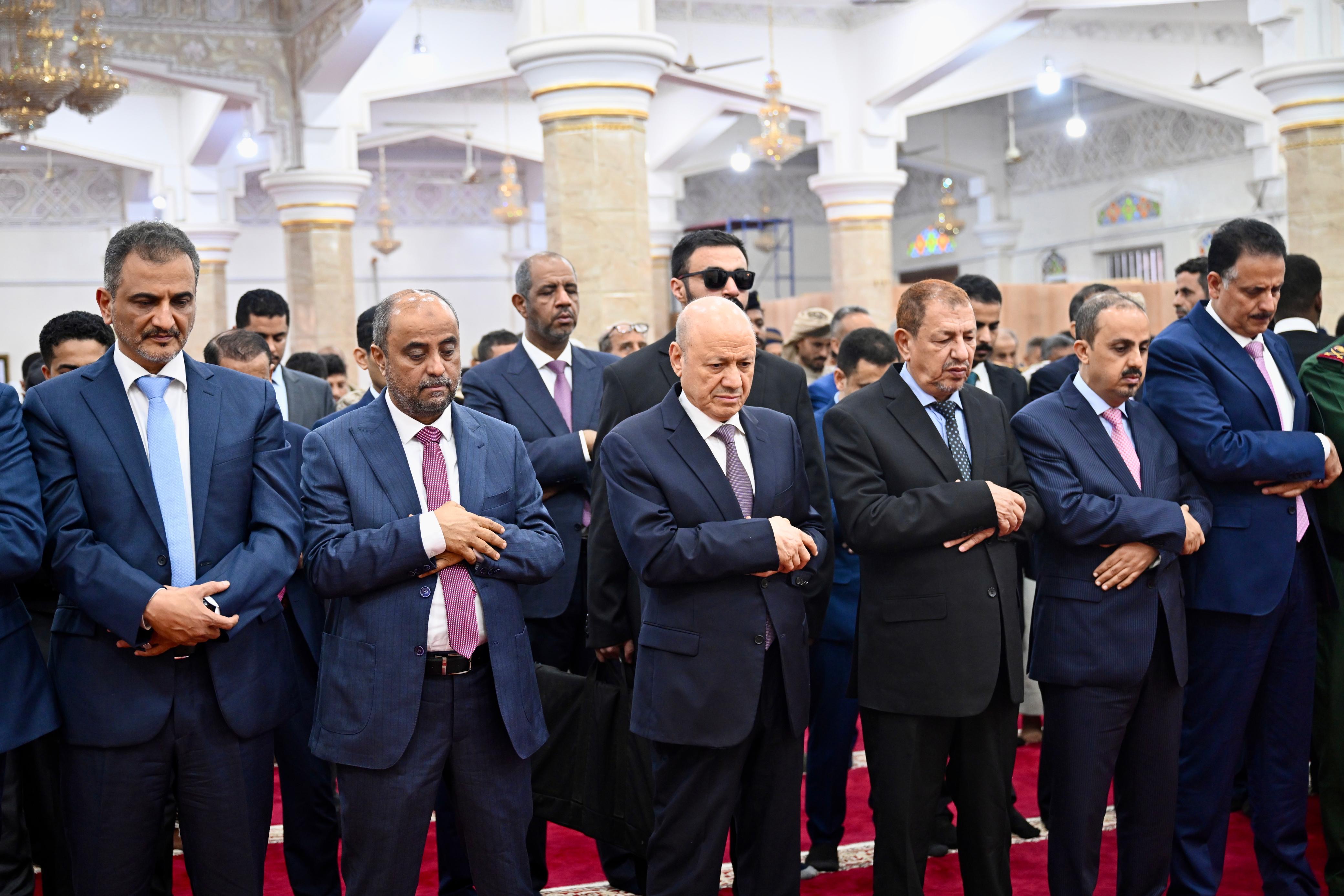 فخامة الرئيس يؤدي صلاة العيد مع جموع المصلين 