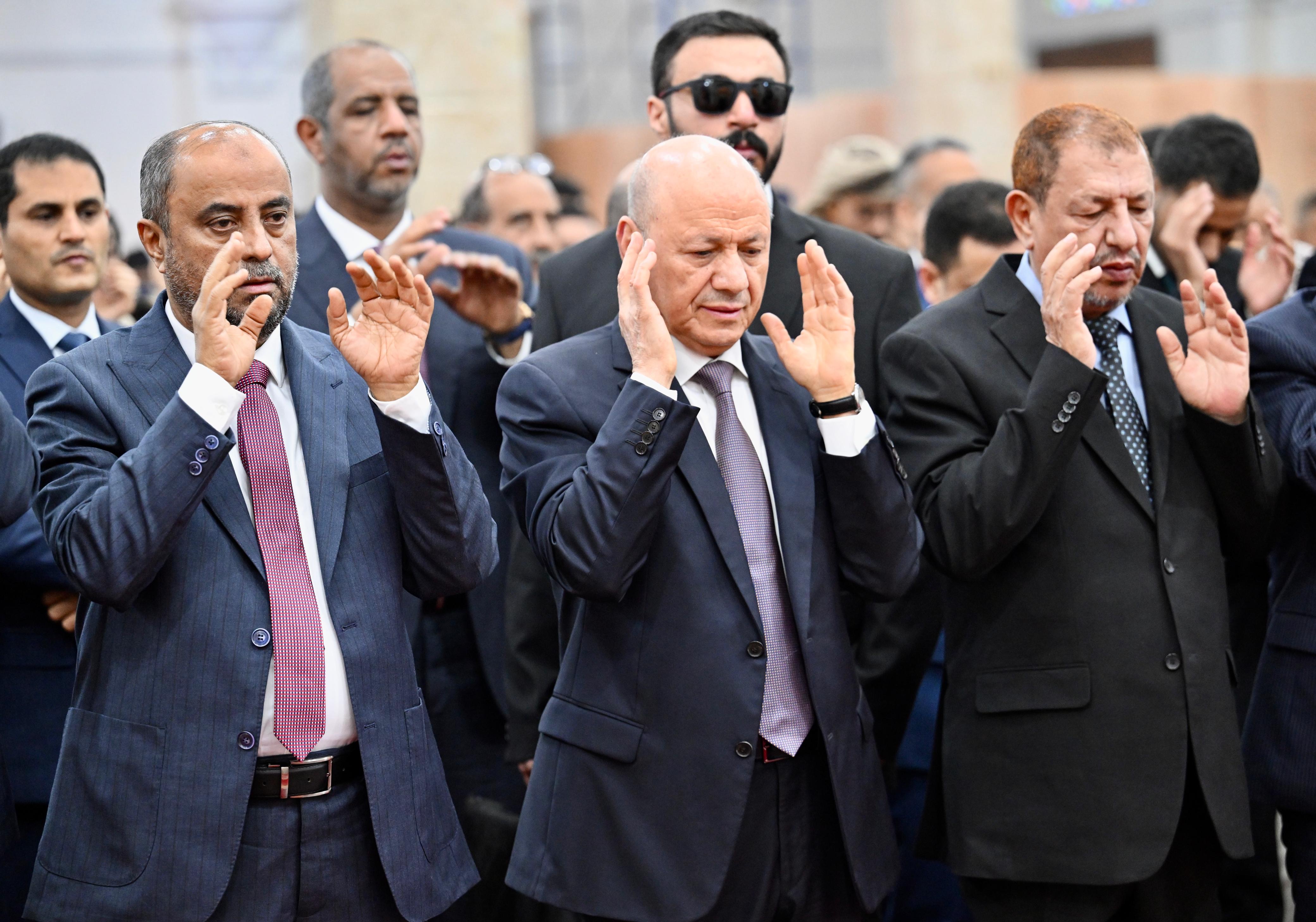 فخامة الرئيس يؤدي صلاة العيد مع جموع المصلين 
