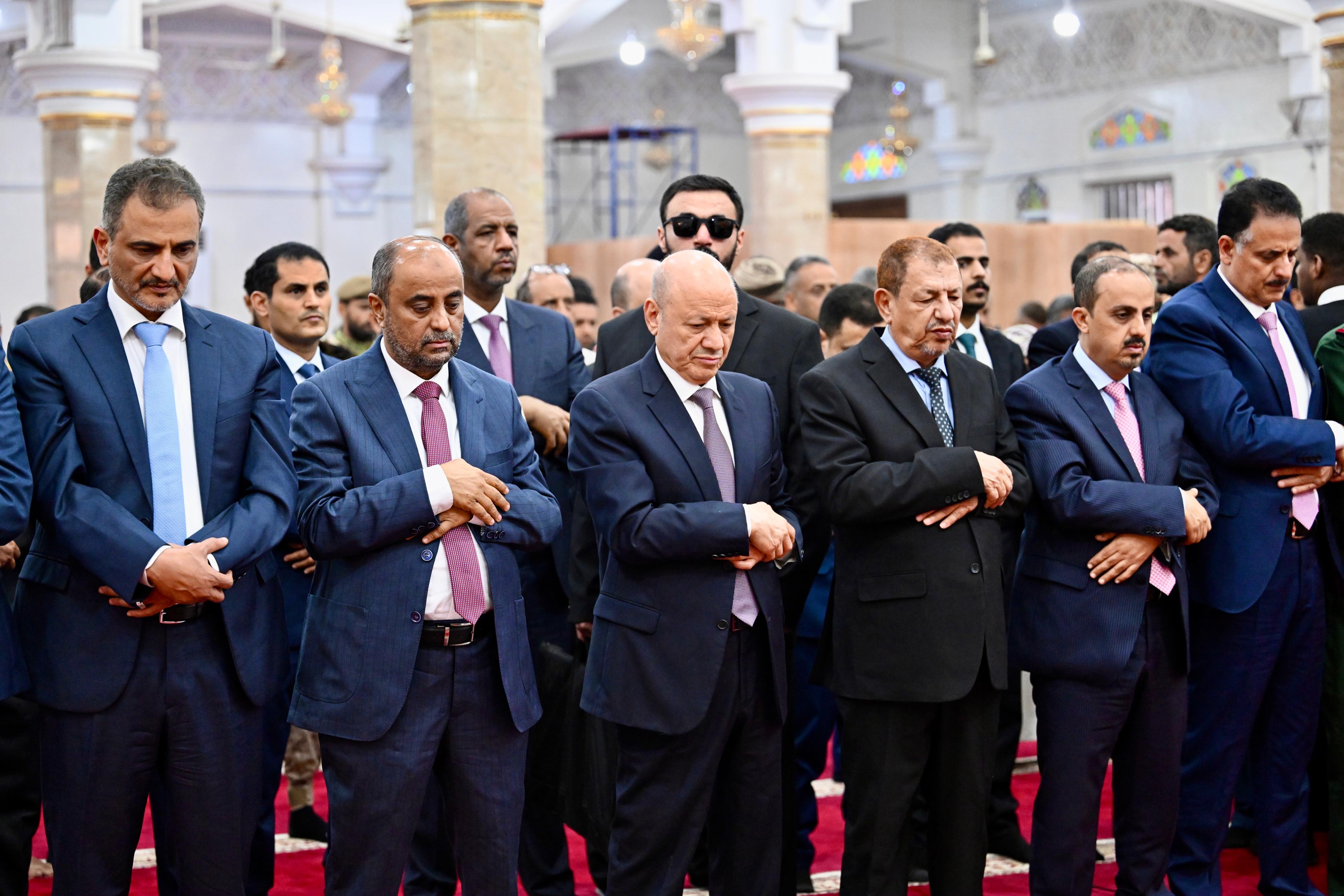 فخامة الرئيس يؤدي صلاة العيد مع جموع المصلين 