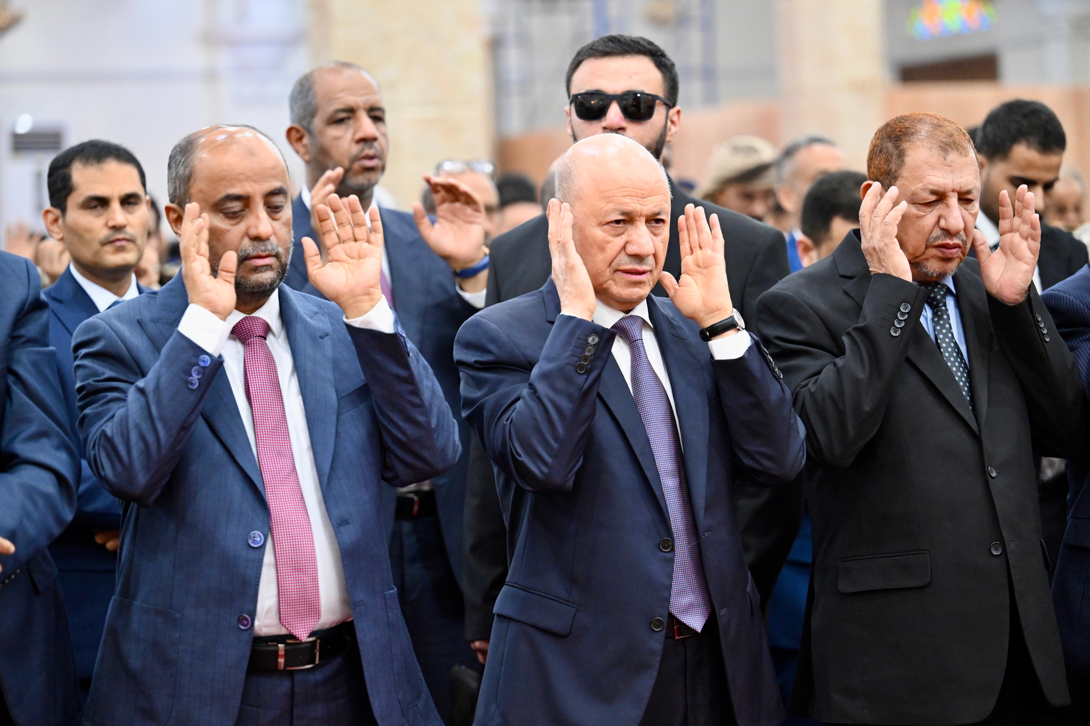 فخامة الرئيس يؤدي صلاة العيد مع جموع المصلين 