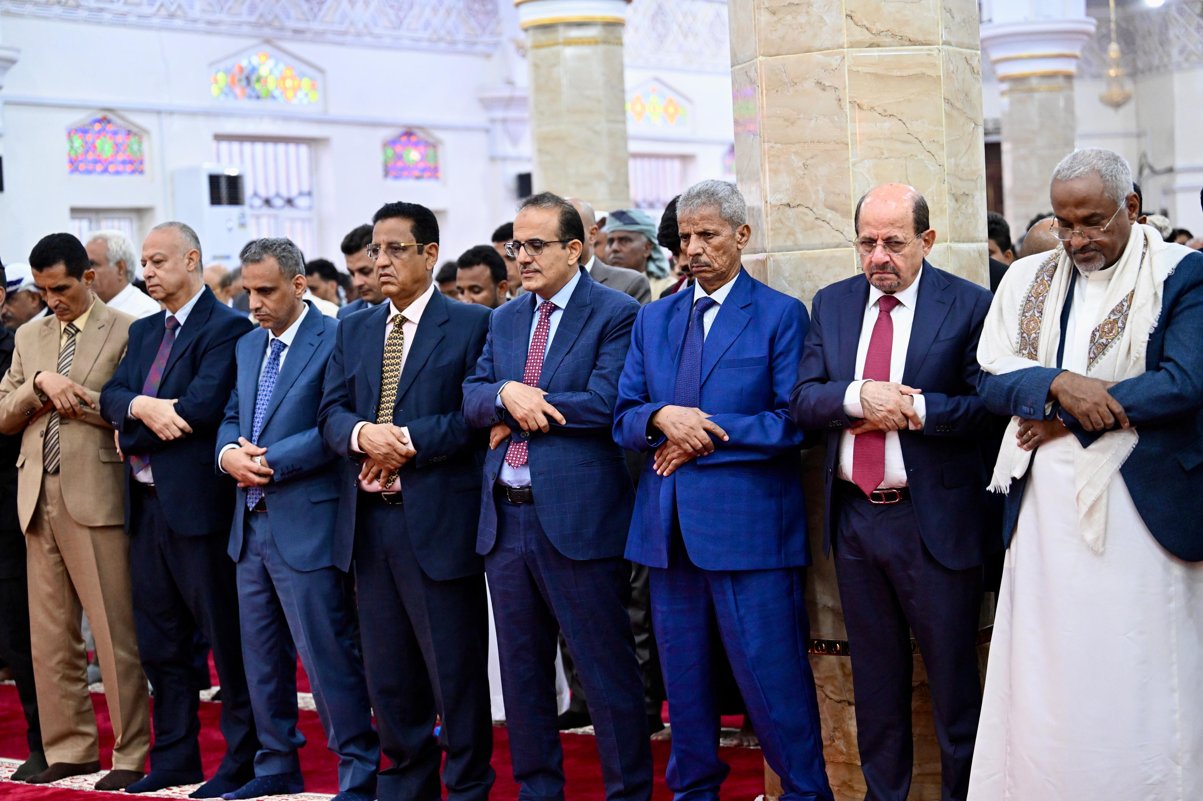 فخامة الرئيس يؤدي صلاة العيد مع جموع المصلين 