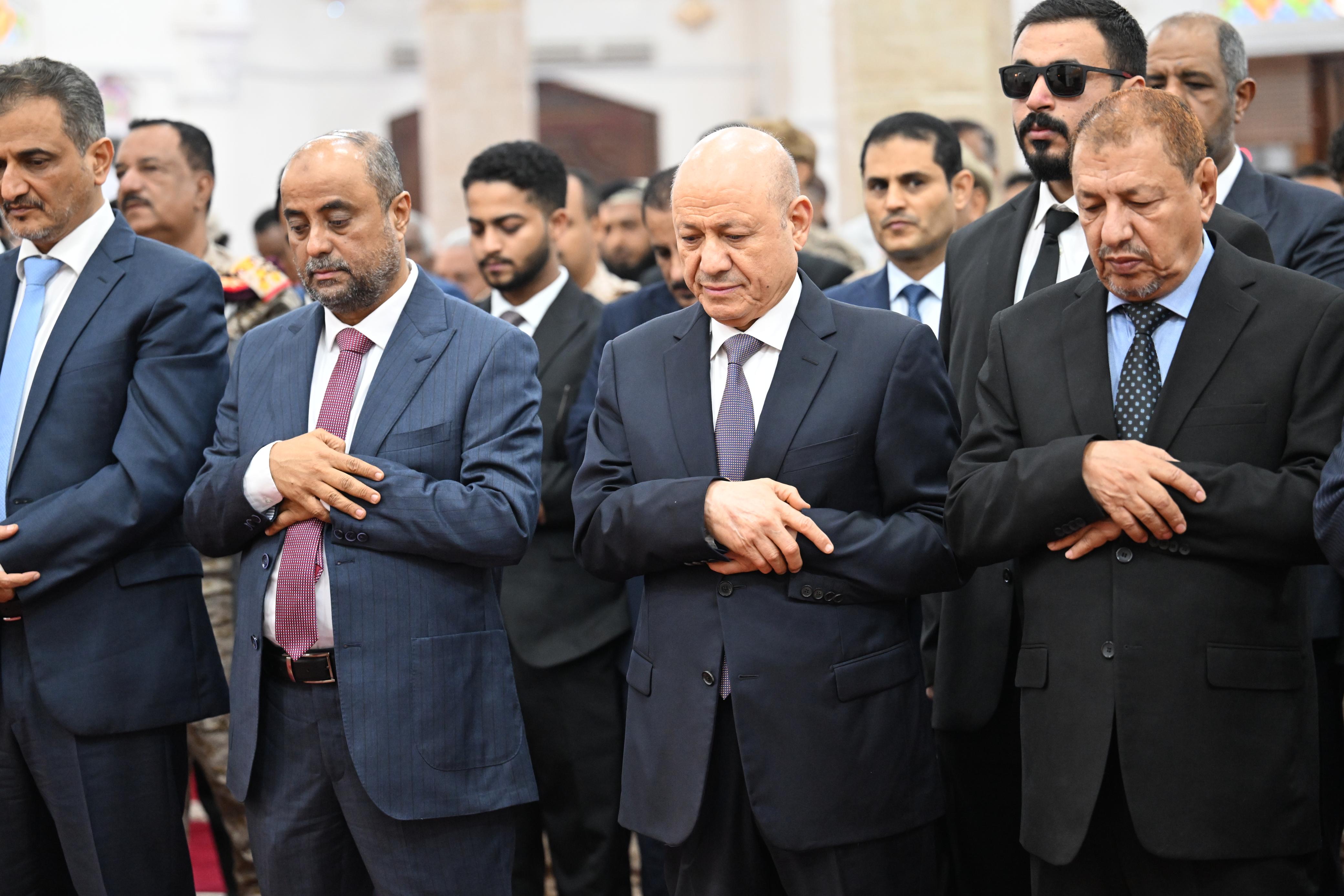 فخامة الرئيس يؤدي صلاة العيد مع جموع المصلين 