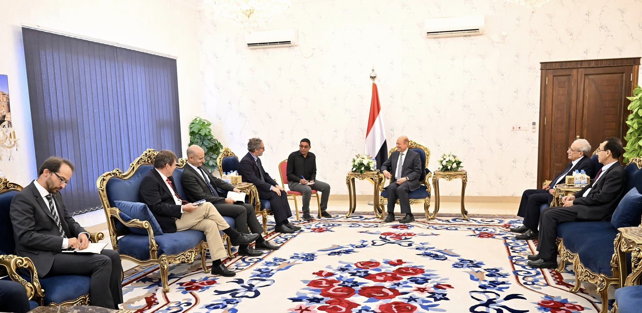 رئيس مجلس القيادة الرئاسي يستقبل سفراء الاتحاد الأوروبي