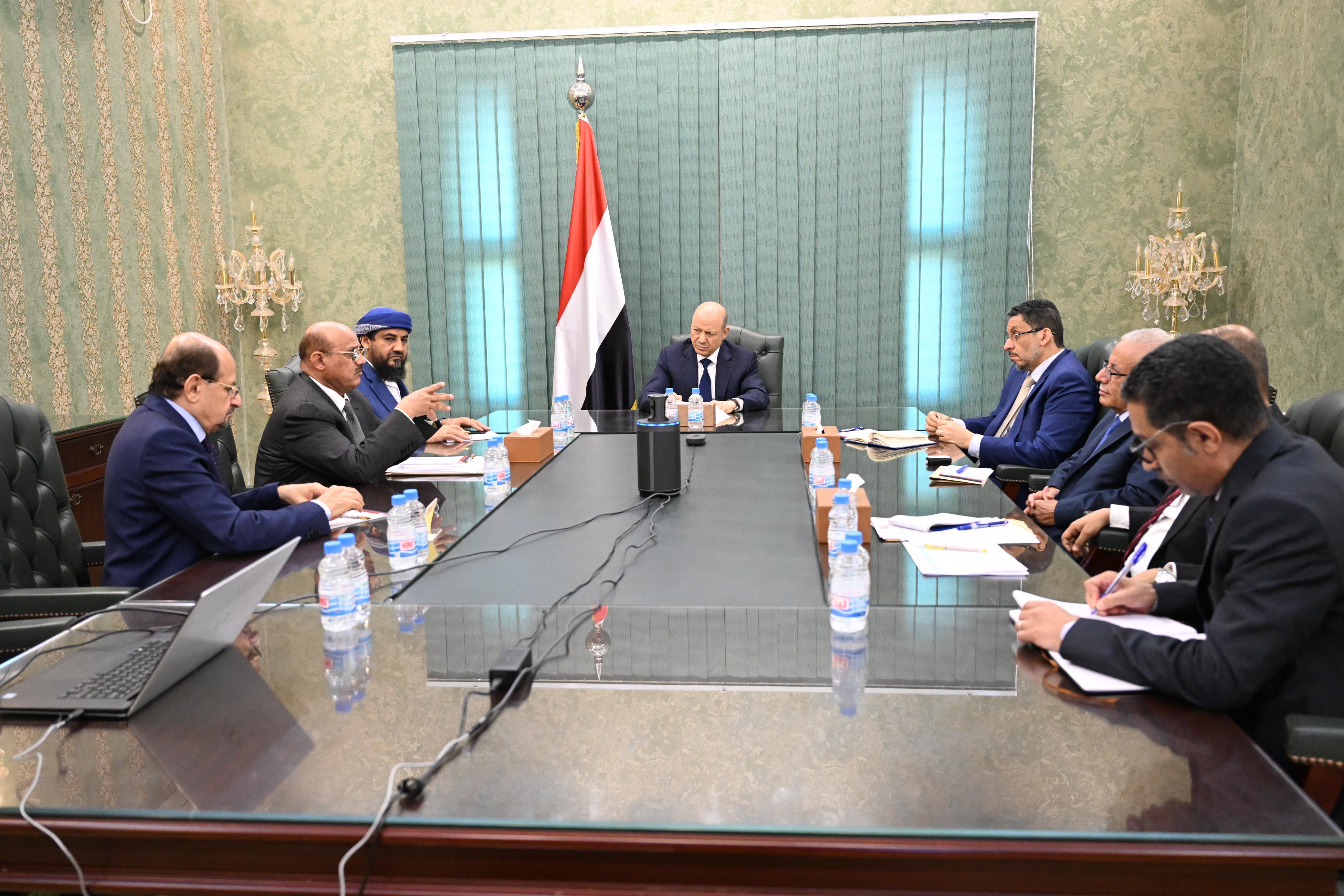 رئيس مجلس القيادة يجتمع برئيس الوزراء ومحافظ البنك المركزي والوزراء والمسؤولين المعنيين بالشأن الاقتصادي والشؤون الخارجية