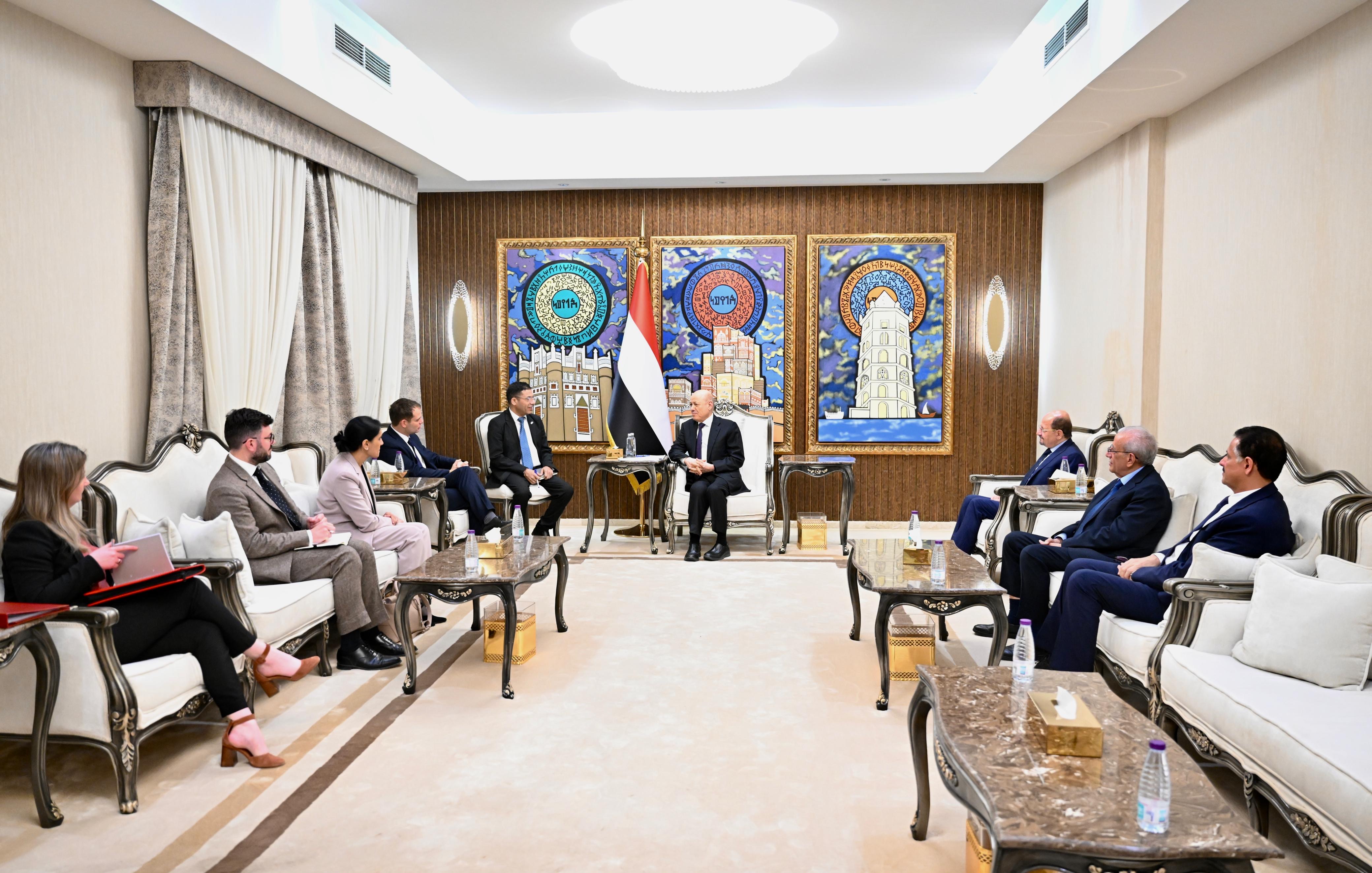 رئيس مجلس القيادة يستقبل وزير الدولة البريطاني لشؤون الشرق الأوسط