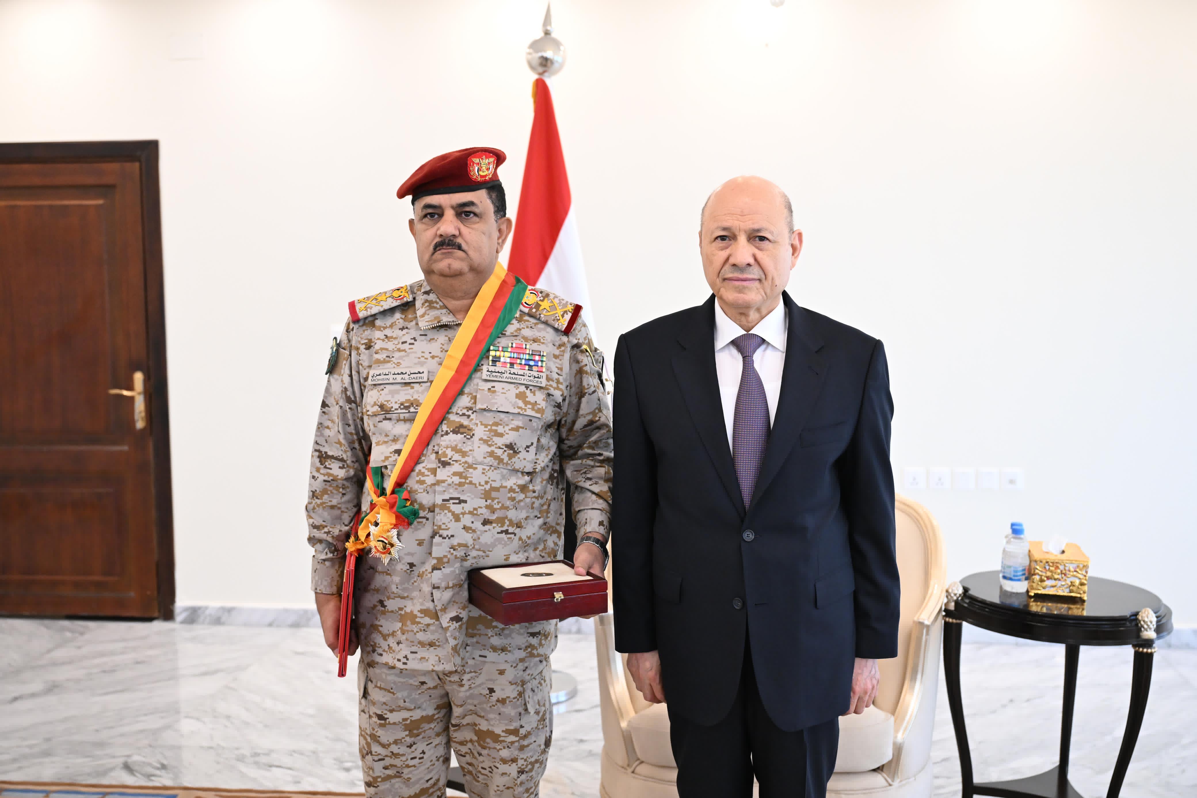 رئيس مجلس القيادة الرئاسي يكرم شهداء وجرحى القوات المسلحة والأمن وعددا من القادة المناضلين