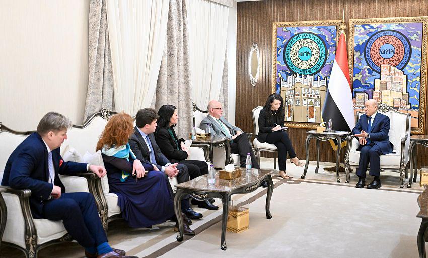 رئيس مجلس القيادة يستقبل وفدا برلمانيا ألمانيا