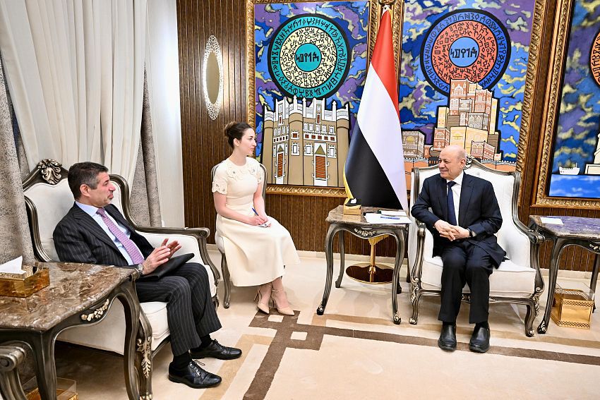 رئيس مجلس القيادة يؤكد أهمية استمرار الضغوط القصوى على النظام الإيراني وتفكيك مليشياته المسلحة