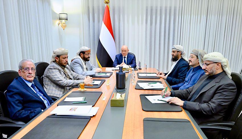 مجلس القيادة يؤكد دعمه الكامل للبرنامج الحكومي ويشدد على رفع الجاهزية في مواجهة متغيرات المرحلة